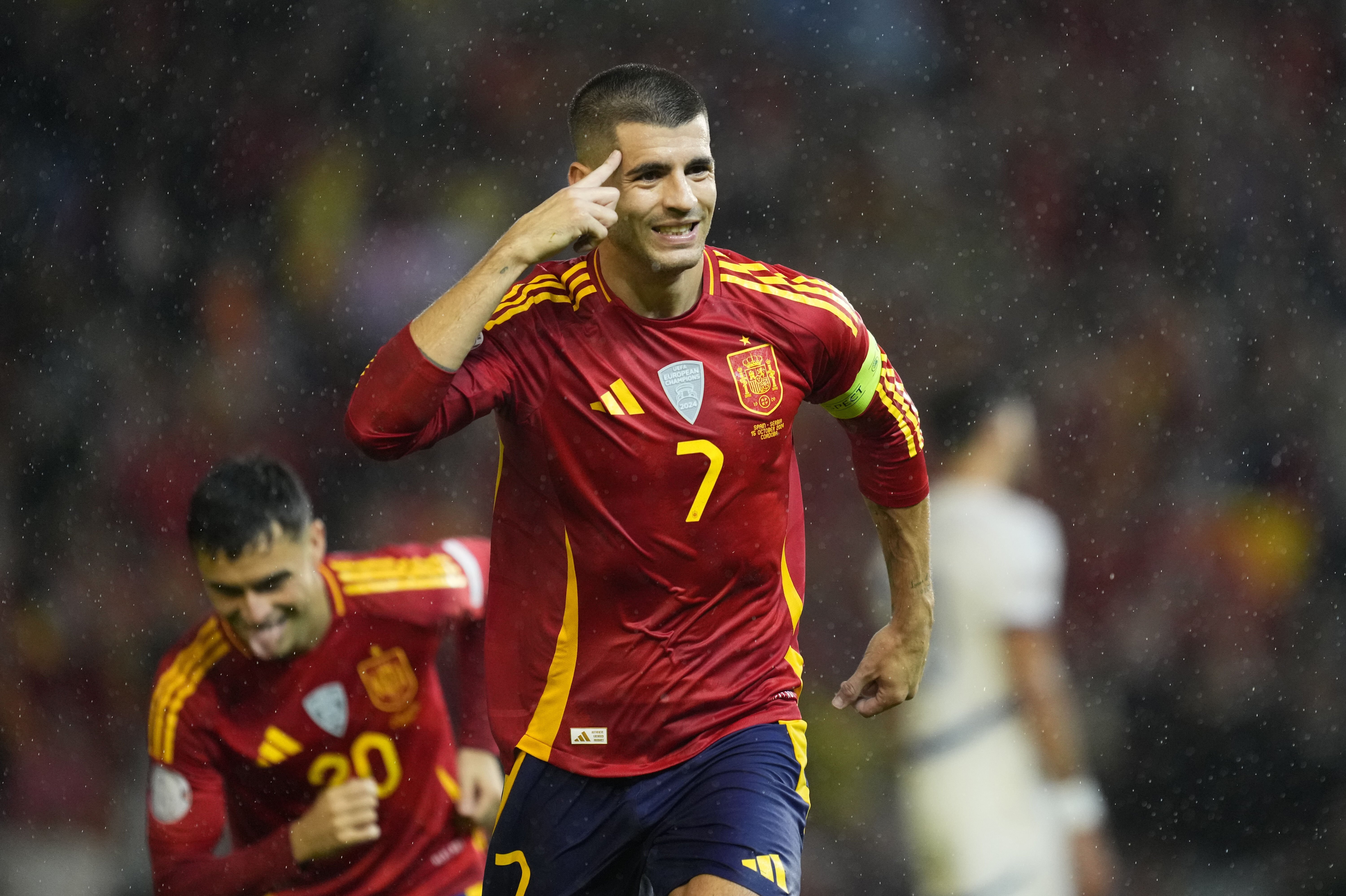 Álvaro Morata brændte en straffespark, men fik revanche, da han scorede til 2-0 i Spaniens 3-0-sejr over Serbien.