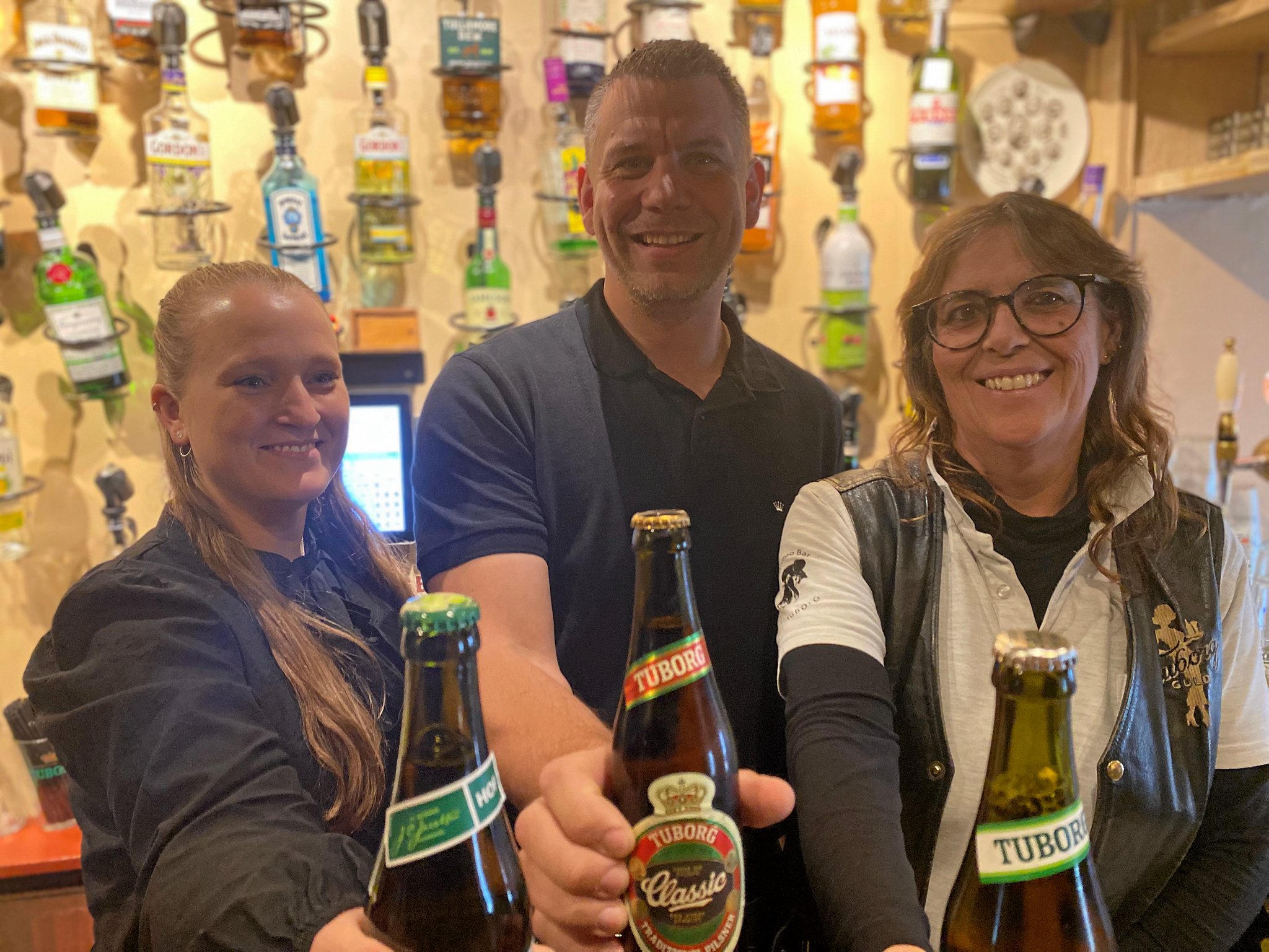 Judith Rasmussen (t.h) er klar til at give tøjlerne og nøglerne til Amigo Bar videre til Michelle og Christian Frølich Buxbom.