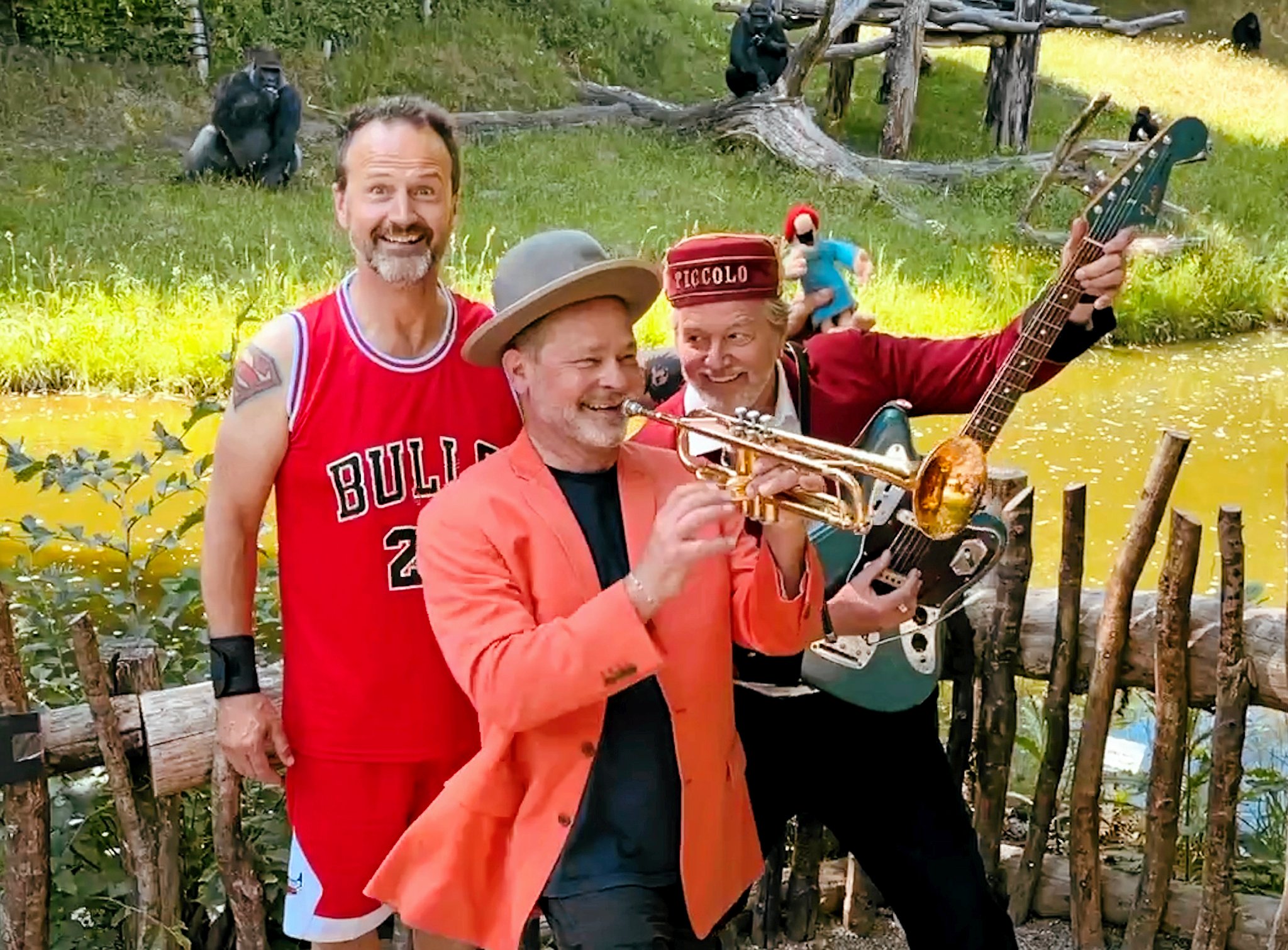 Mek Pek og Åh Åbe Trio sætter gang i festen.