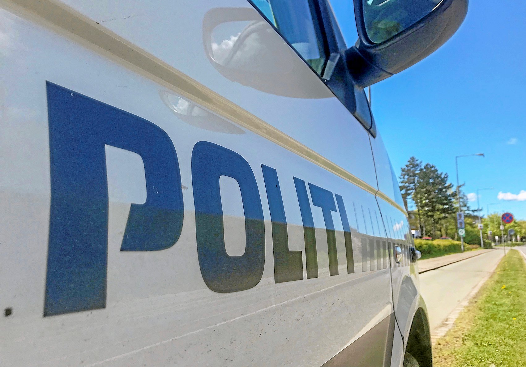 Onsdag havde politiet hundepatruljer ude ved en skole.