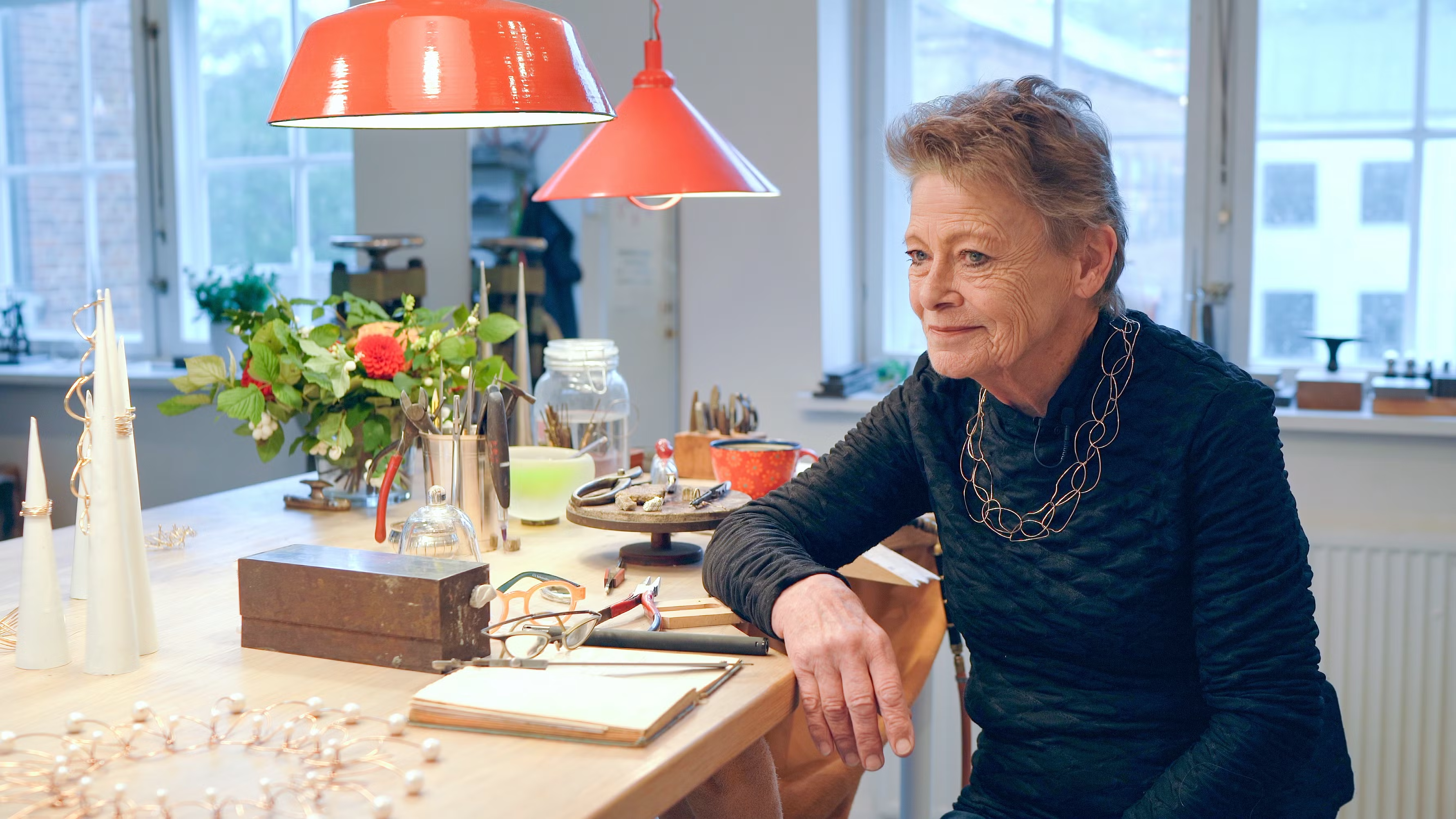 Guldsmed Jytte Kløve har forladt Lyngby Bymidte efter 49 år. Nu sælger hun sine smykker på auktion.