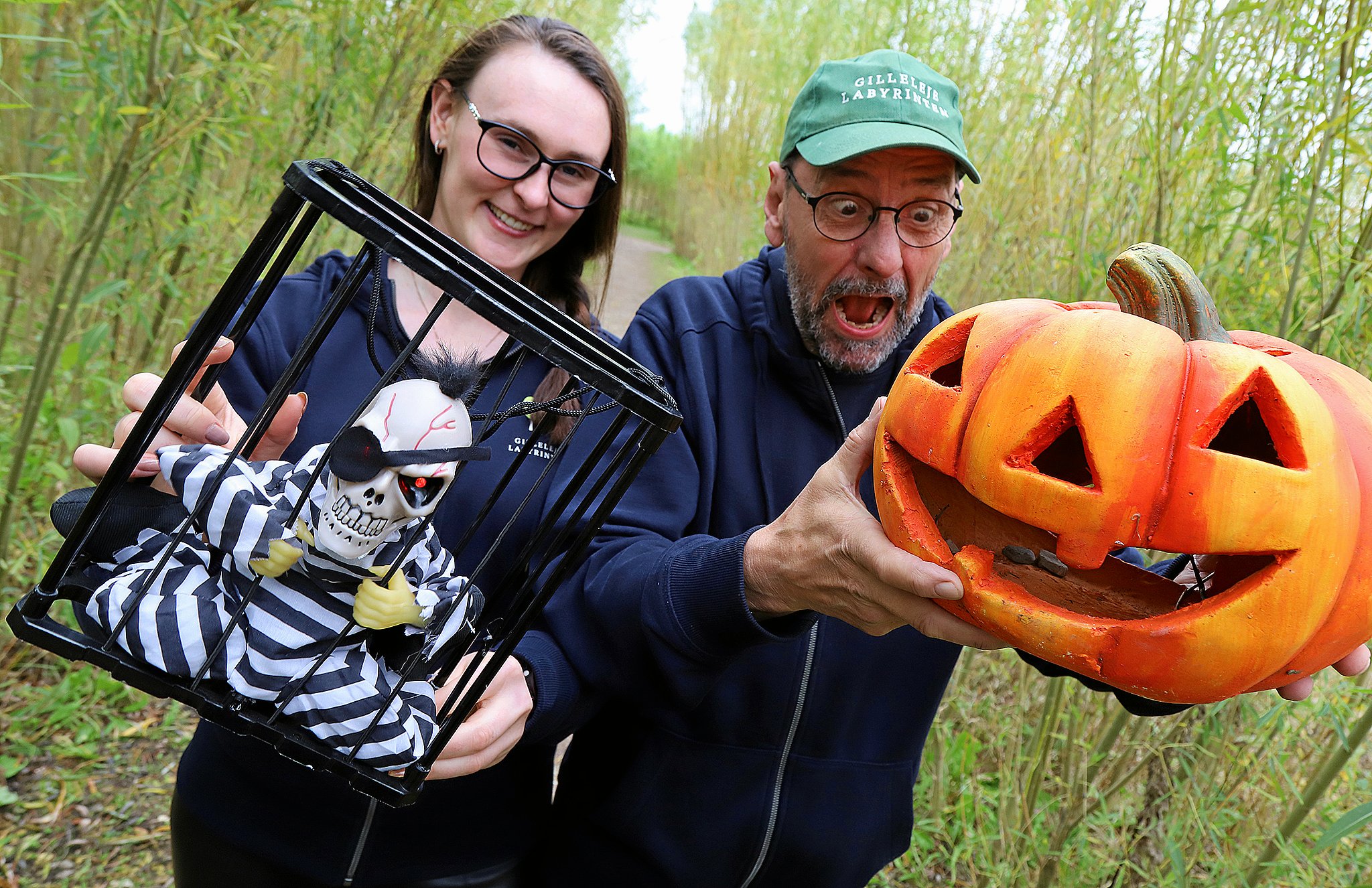 Den ene ejer af Gilleleje Labyrinten, Hans Sørensen, og en af labyrintens medarbejdere, Sascha Larsen, har masser af gode ideer til, hvordan halloween-arrangementet i labyrinten den 2. november skal blive rigtig (u)hyggeligt.