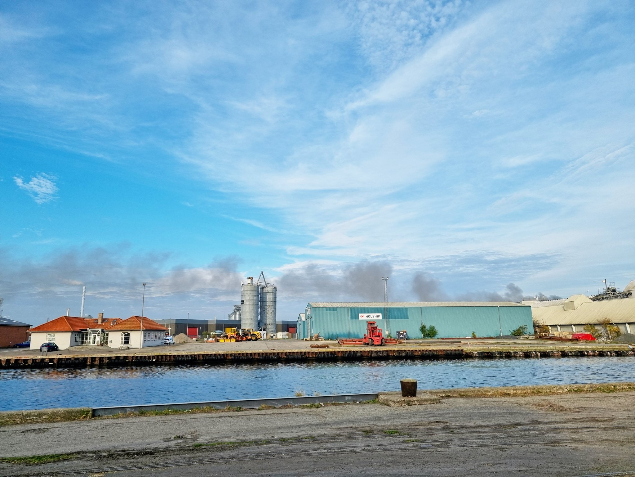 Der er udbrudt brand i et skrotlager på Køge Havn.