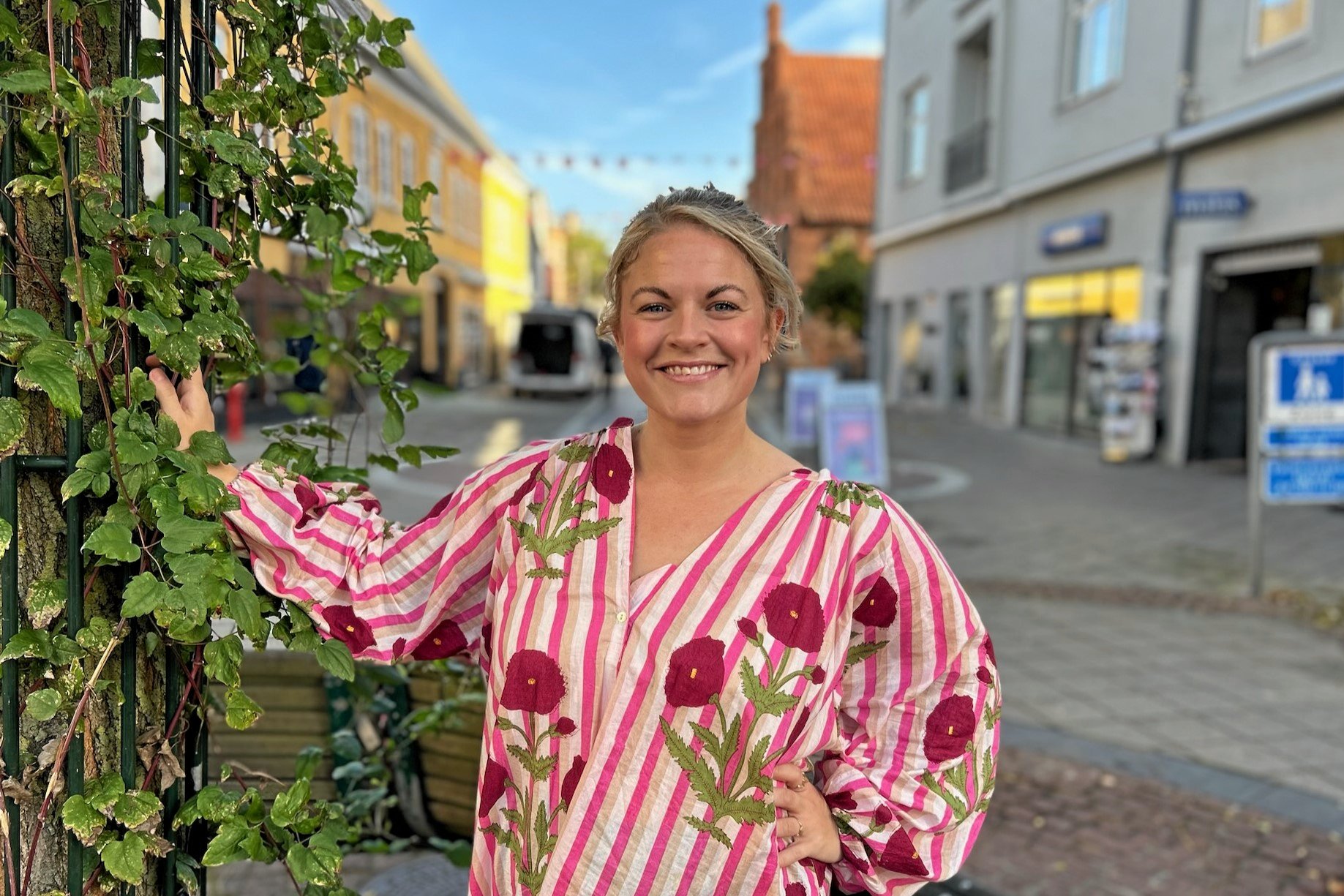 - Jeg taler om sårbare emner, men jeg gør det på en måde, så det både er underholdende og sjovt. Når man ser mit show, skal man ikke kun grine men også blive lidt rørt, siger Rikke Stokland.