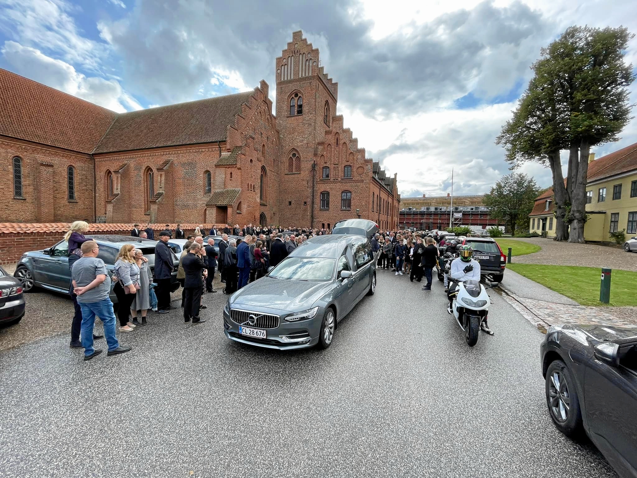 Et stort følge var mødt frem, da Maximus blev bisat fra Herlufsholm Kirke. - Privat Et stort følge var mødt frem, da Maximus blev bisat fra Herlufsholm Kirke.