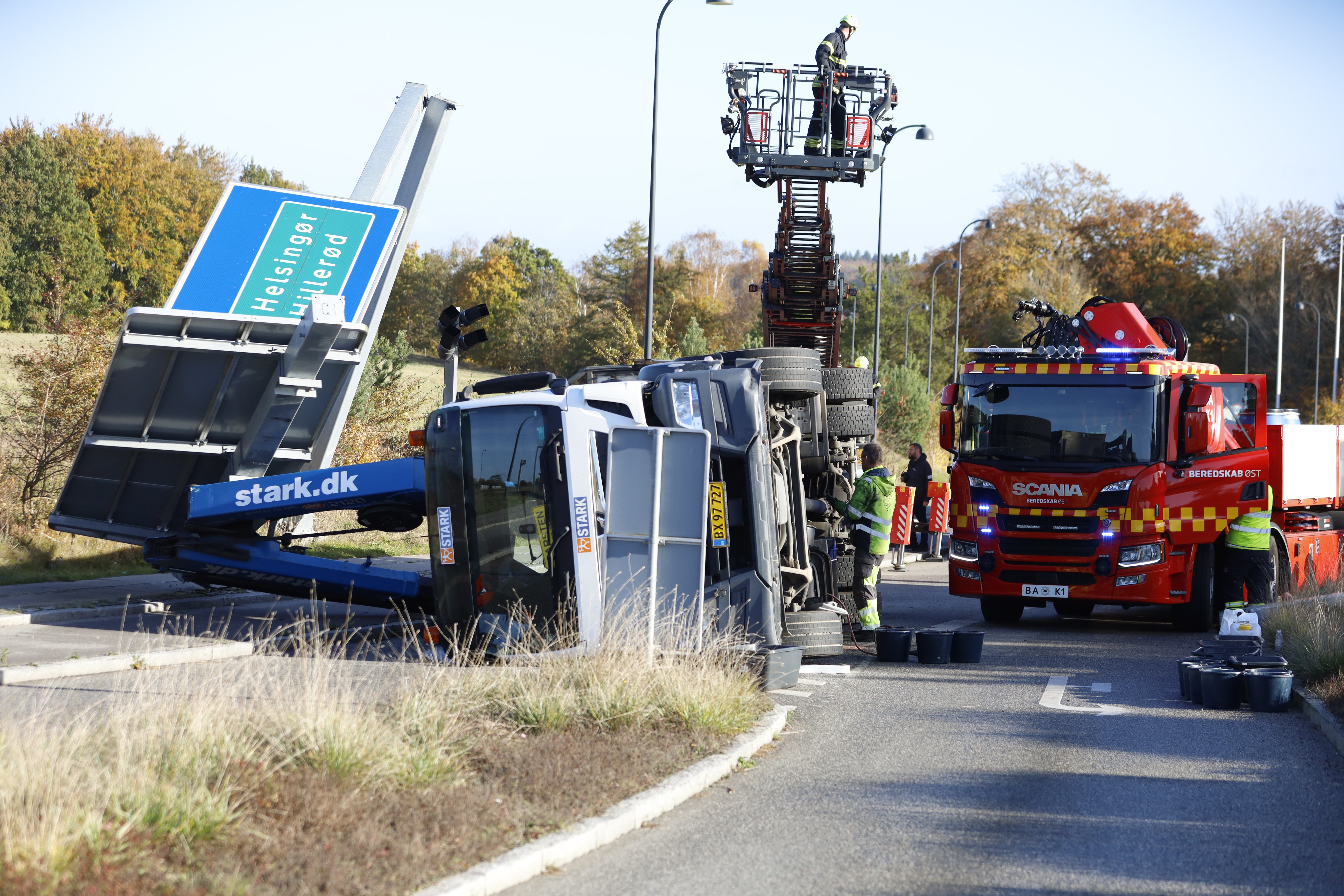 Oprydningsarbejdet er i fuld gang efter uheldet.