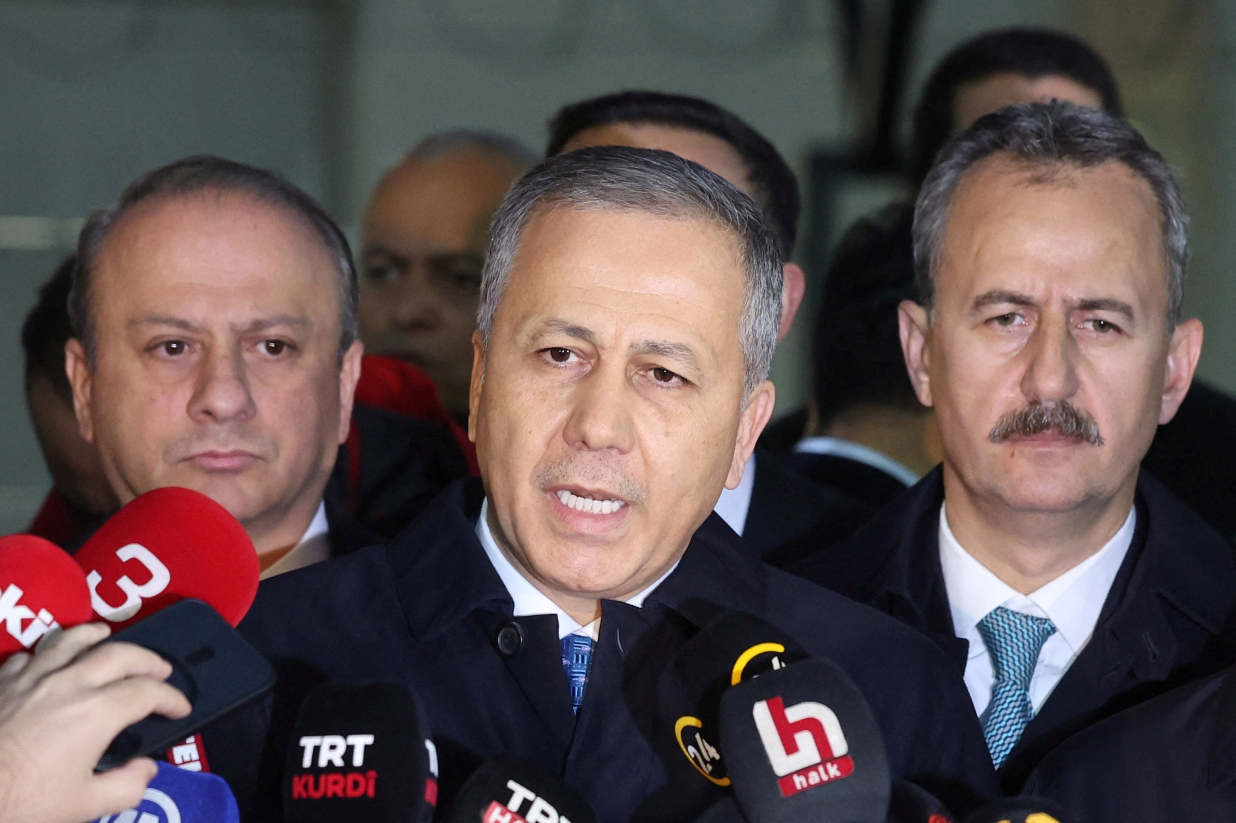 Tyrkiets indenrigsminister, Ali Yerlikaya, der tidligere onsdag udtalte sig efter angreb nær Ankara, som kostede mindst fem personer livet. Efterfølgende siger Tyrkiet, at det udfører luftangreb mod mål med forbindelse til PKK i Irak og Syrien.