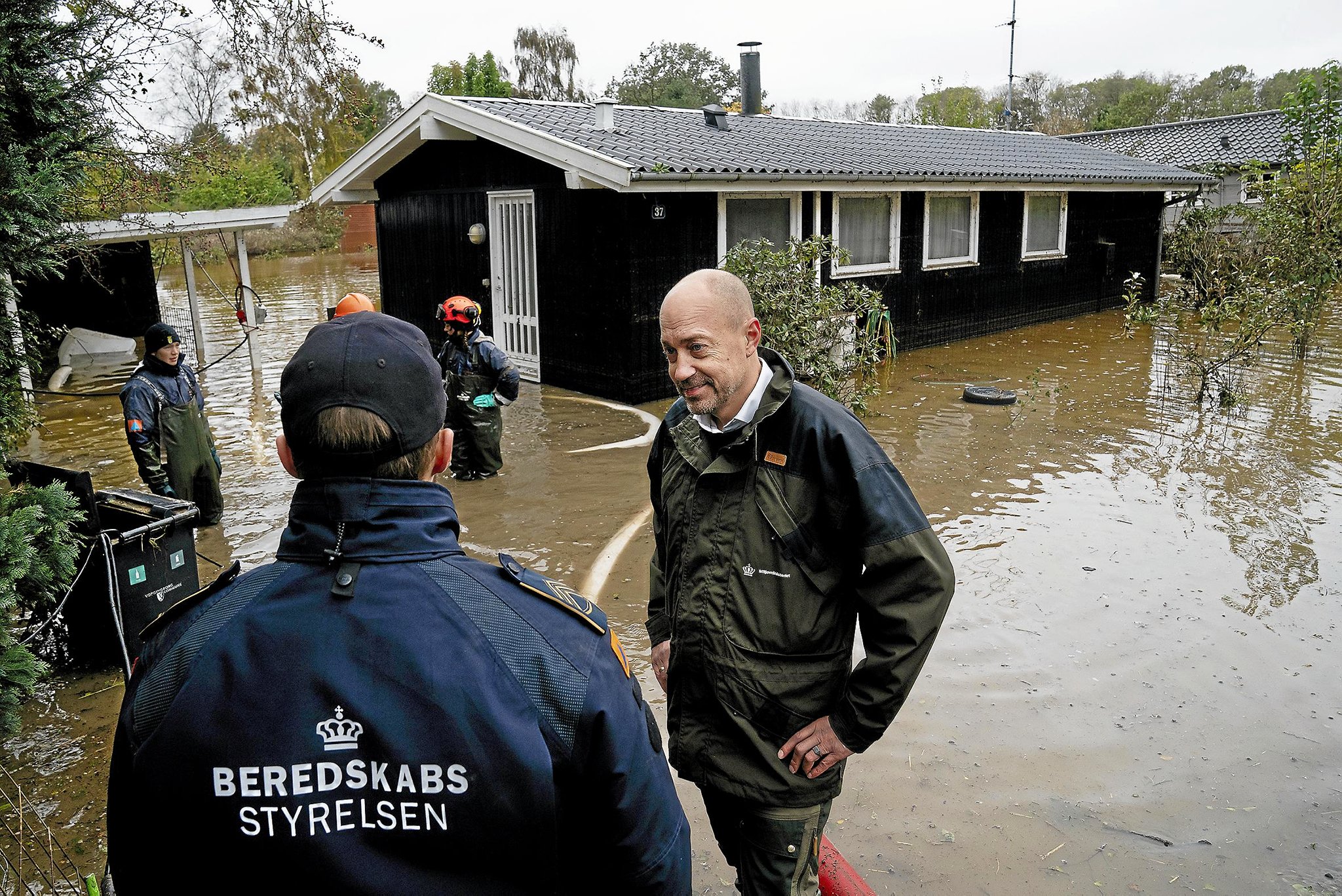 Miljøminister Magnus Heunicke (S) så med egne øjne, hvordan vandmasserne fra stormfloden i 2023 smadrede sommerhusområdet Roneklint.