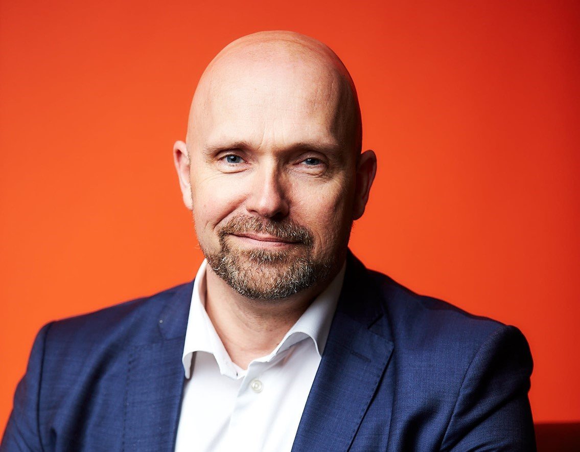 Claes Egø bor i Hellestrup og har i flere år undgået Harmskrydset morgen og eftermiddag, hvor køen er alen lang.