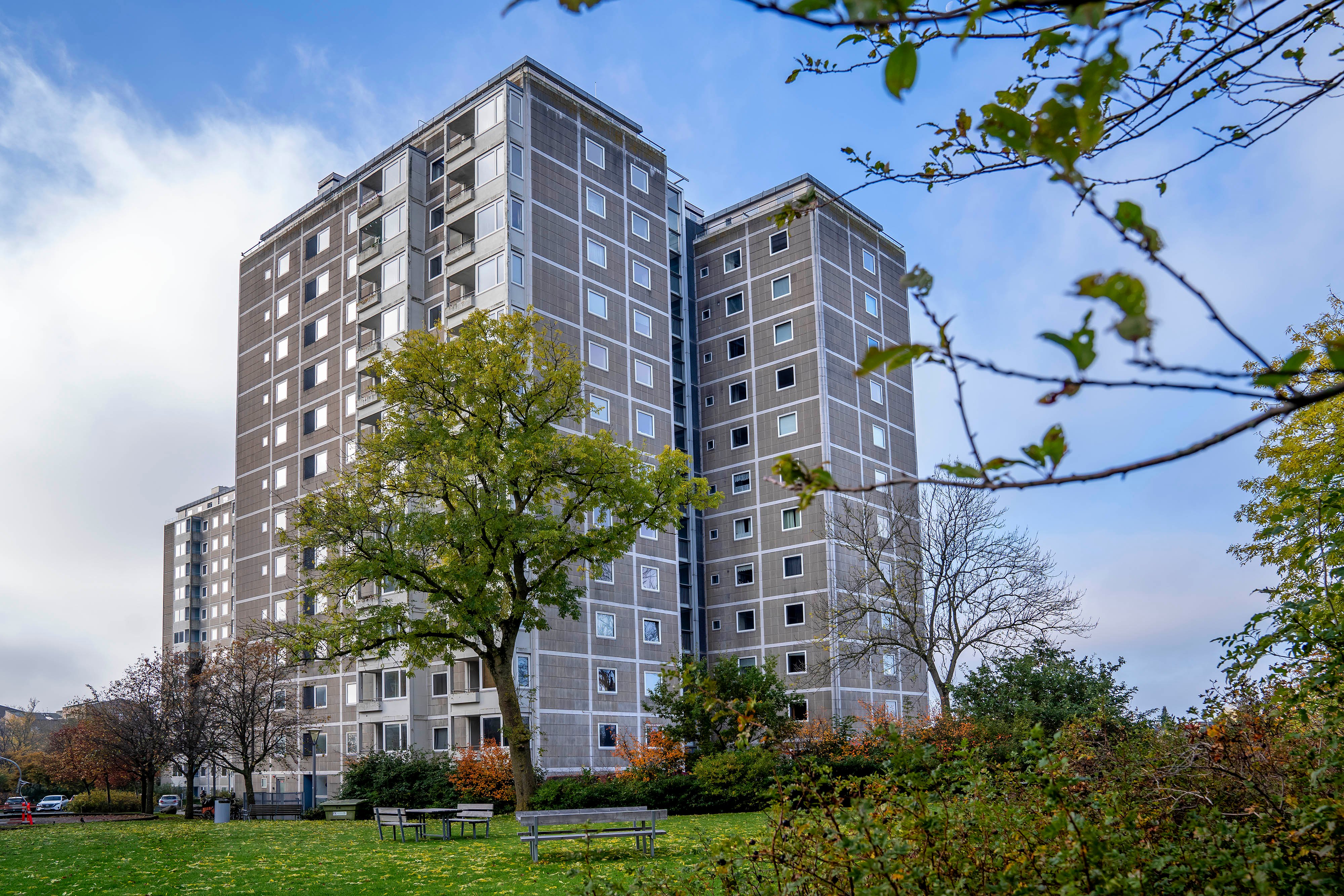 Beboerne i flere højhuse kan blive boende på trods af bygningernes nedsatte modstandsevne mod brand.