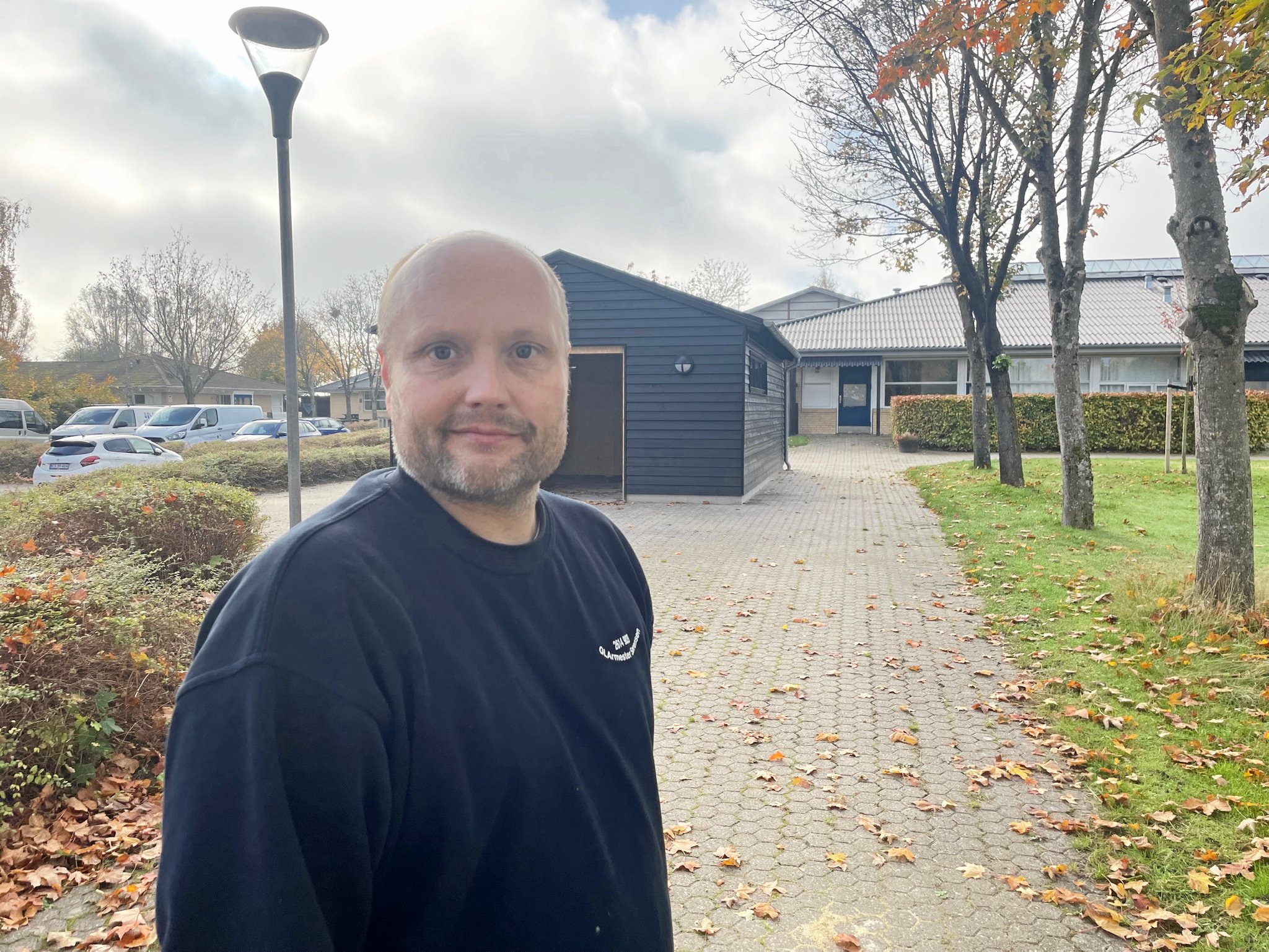 Venstres gruppeformand i byrådet Kenneth Sørensen bor i Holme-Olstrup og mener, at kommunen har svigtet sit ansvar.