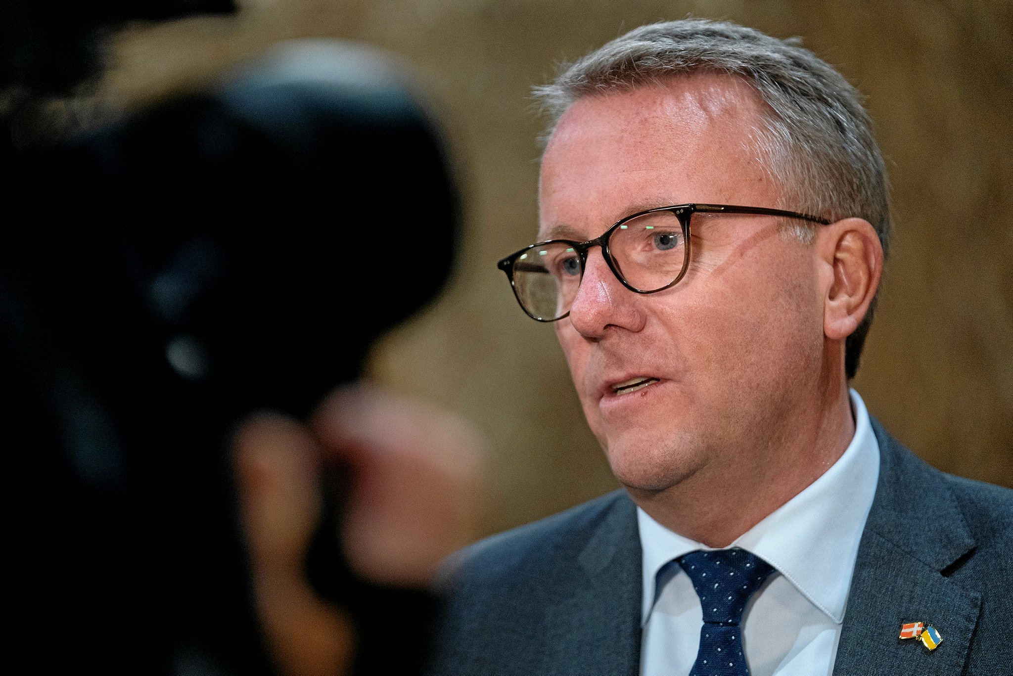 Erhvervsminister Morten Bødskov (S) understreger vigtigheden af at bekæmpe butiksdød og styrke lokale fællesskaber.