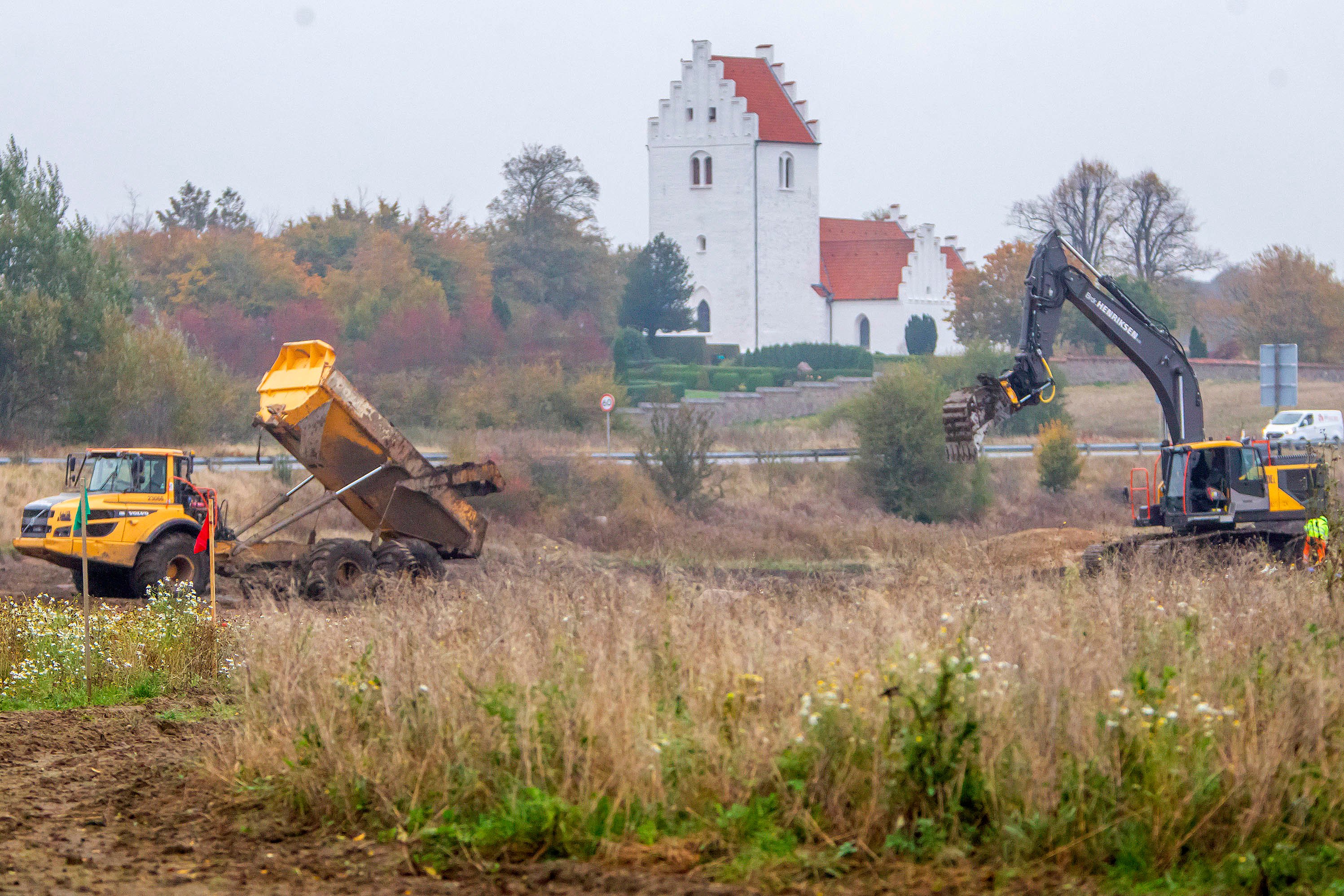 Kalundborg Kommune gav tilladelse til at fjerne et fredet dige i forbindelse med Kalundborgmotorvejen, men klagenævn har ophævet den beslutning. Det er imidlertid ikke det sidste punktum i sagen.
