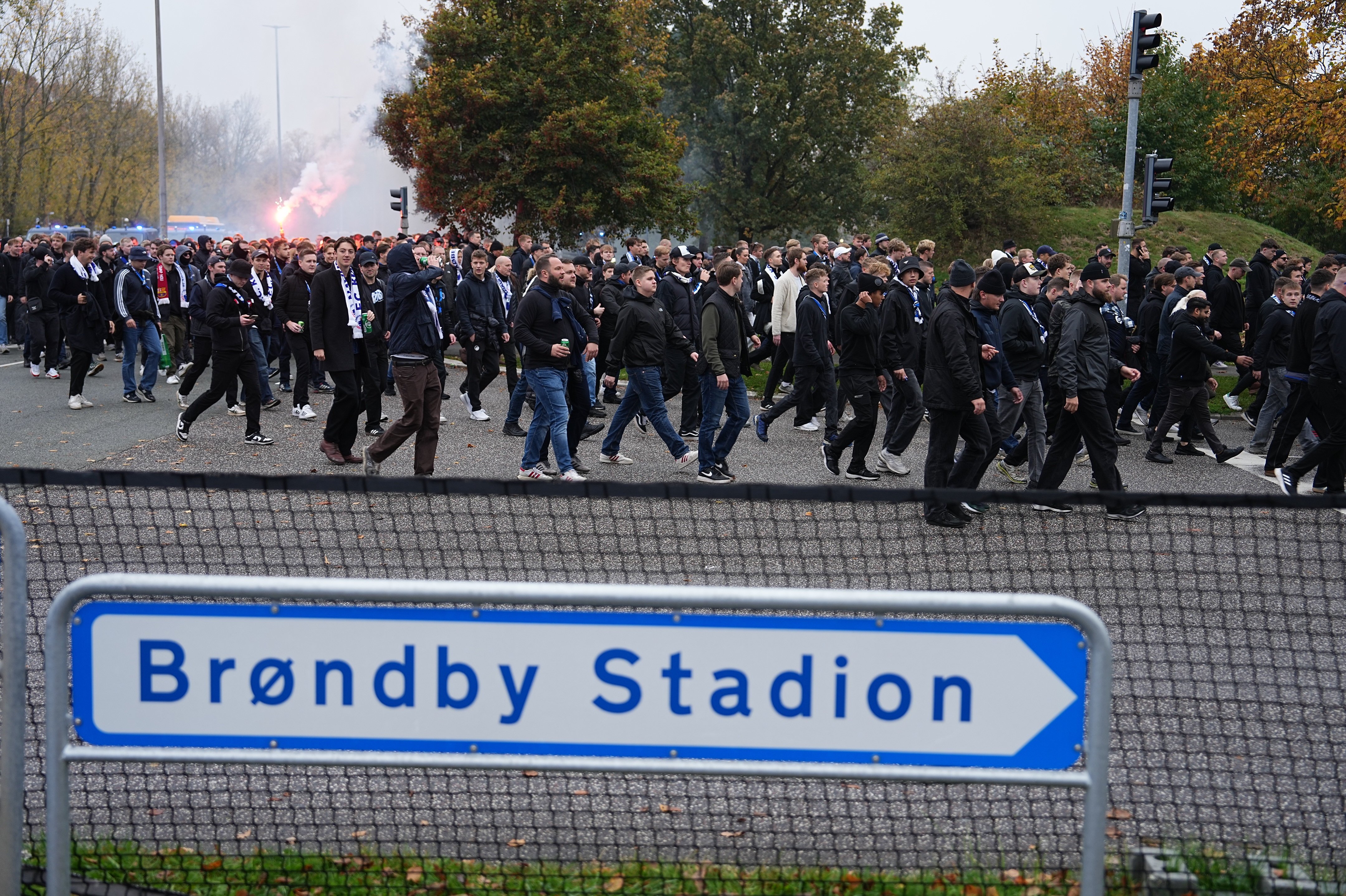 Fans fra FCK ankommer til stadion før 3F Superliga-kampen mellem Brøndby IF og FC København på Brøndby Stadion.