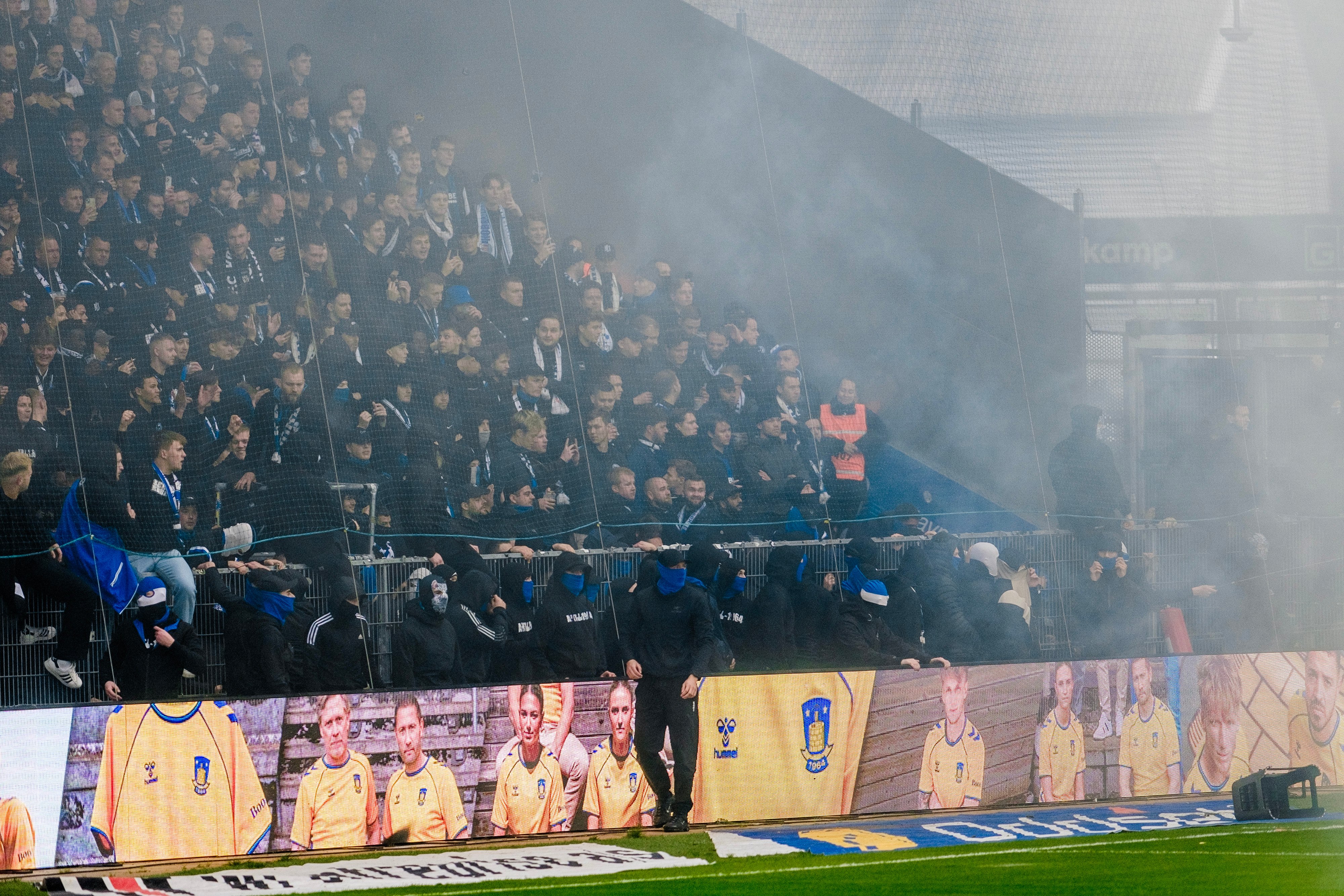 En 22-årig mand med tilknytning til FCK var tiltalt for grov vold mod en politibetjent og tilskyndelse til angreb på kontrollører, politi og Brøndby-fans.