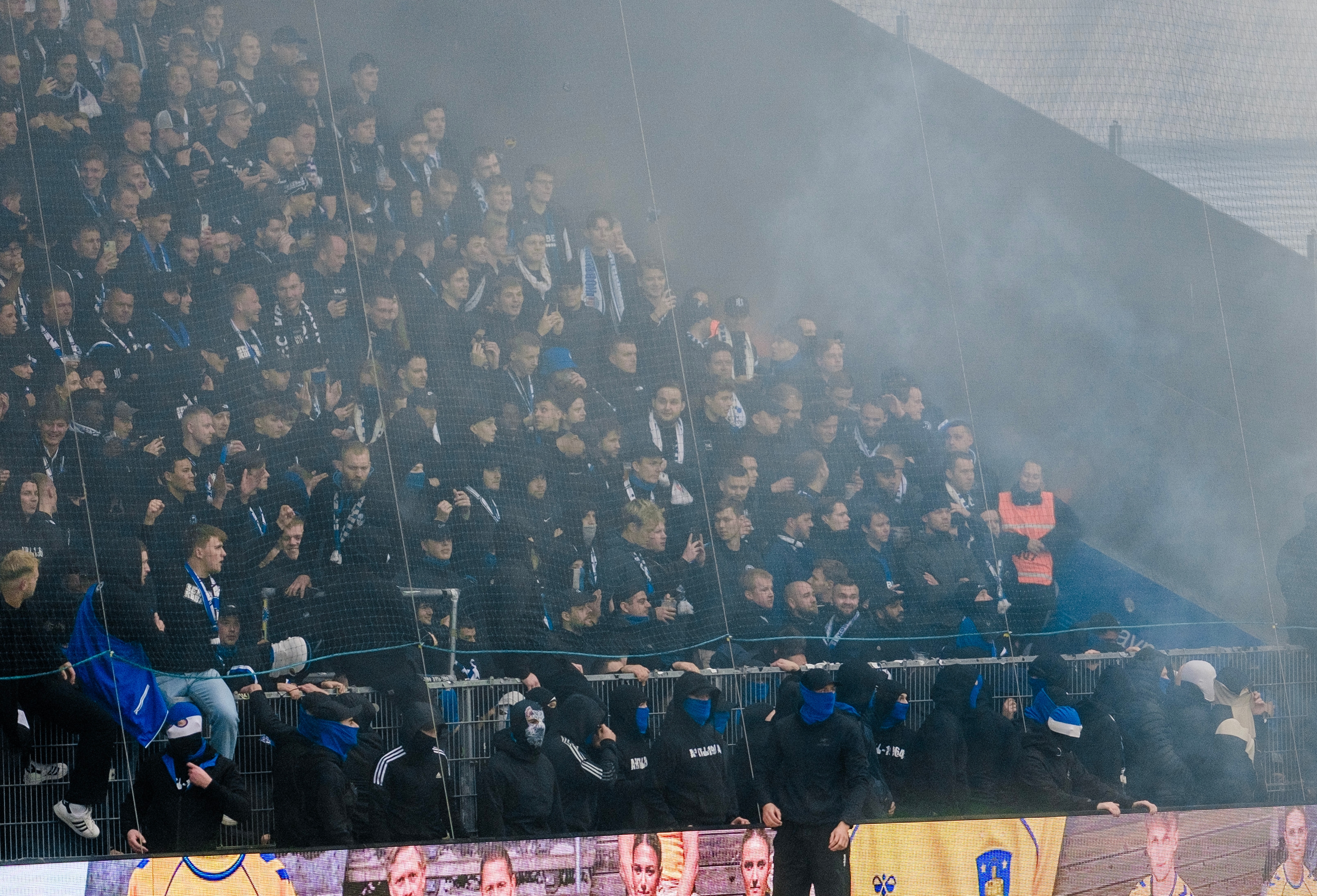 Fans fra FCK og Brøndby varmer op til derby med slagsmål Politiet var i flere minutter talstærkt til stede på grønsværen, men har forladt banen igen med tre kvarter til den nye kampstart. - Robert Hendel Fans fra FCK og Brøndby varmer op til derby med slagsmål Politiet var i flere minutter talstærkt til stede på grønsværen, men har forladt banen igen med tre kvarter til den nye kampstart.