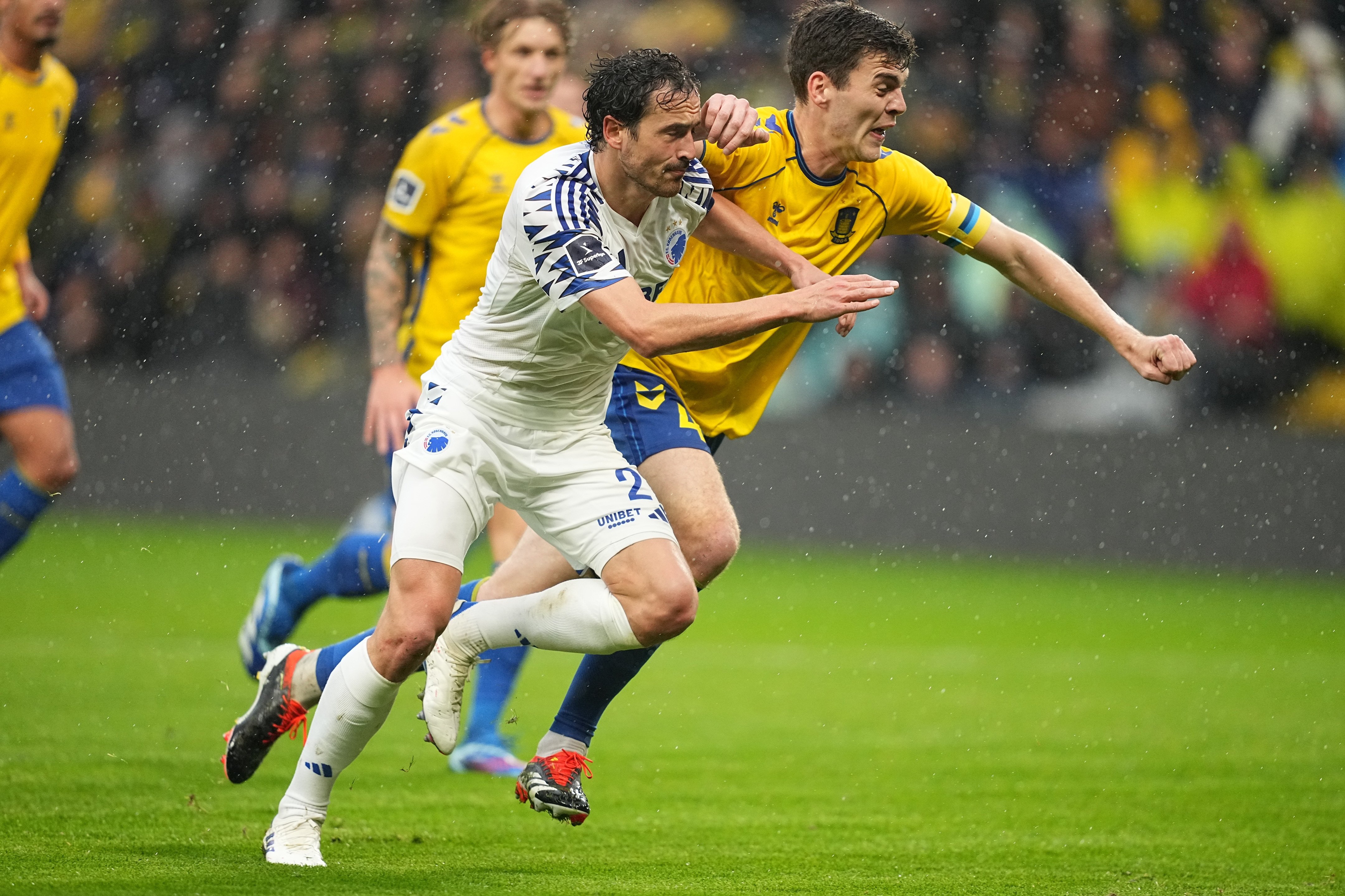 Der var væsentligt flere hårde dueller end chancer i søndagens møde mellem Brøndby og FC København.