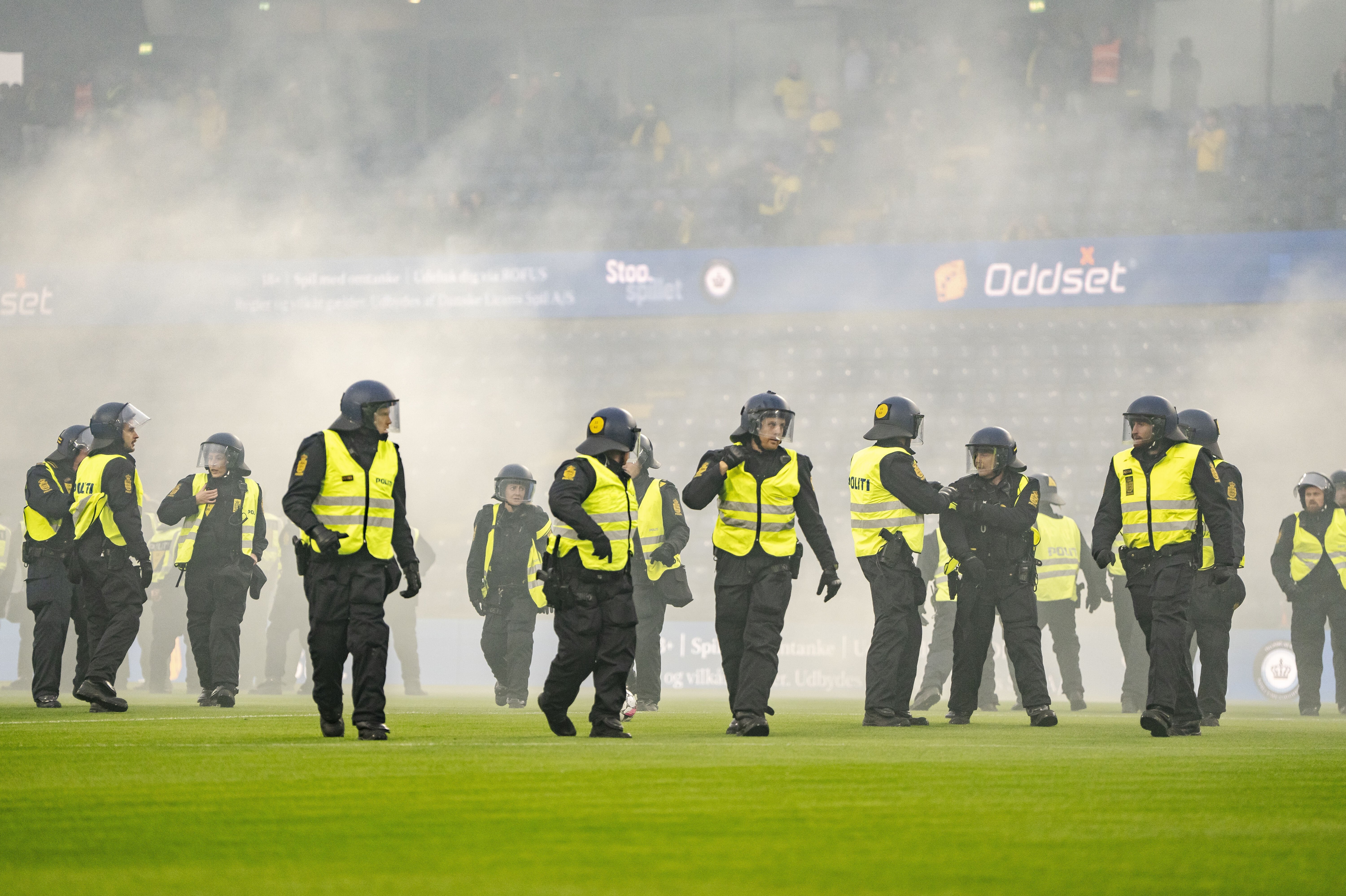 Politiet måtte på banen, da der opstod uro forud for derby-kamp mellem Brøndby og FC København søndag.