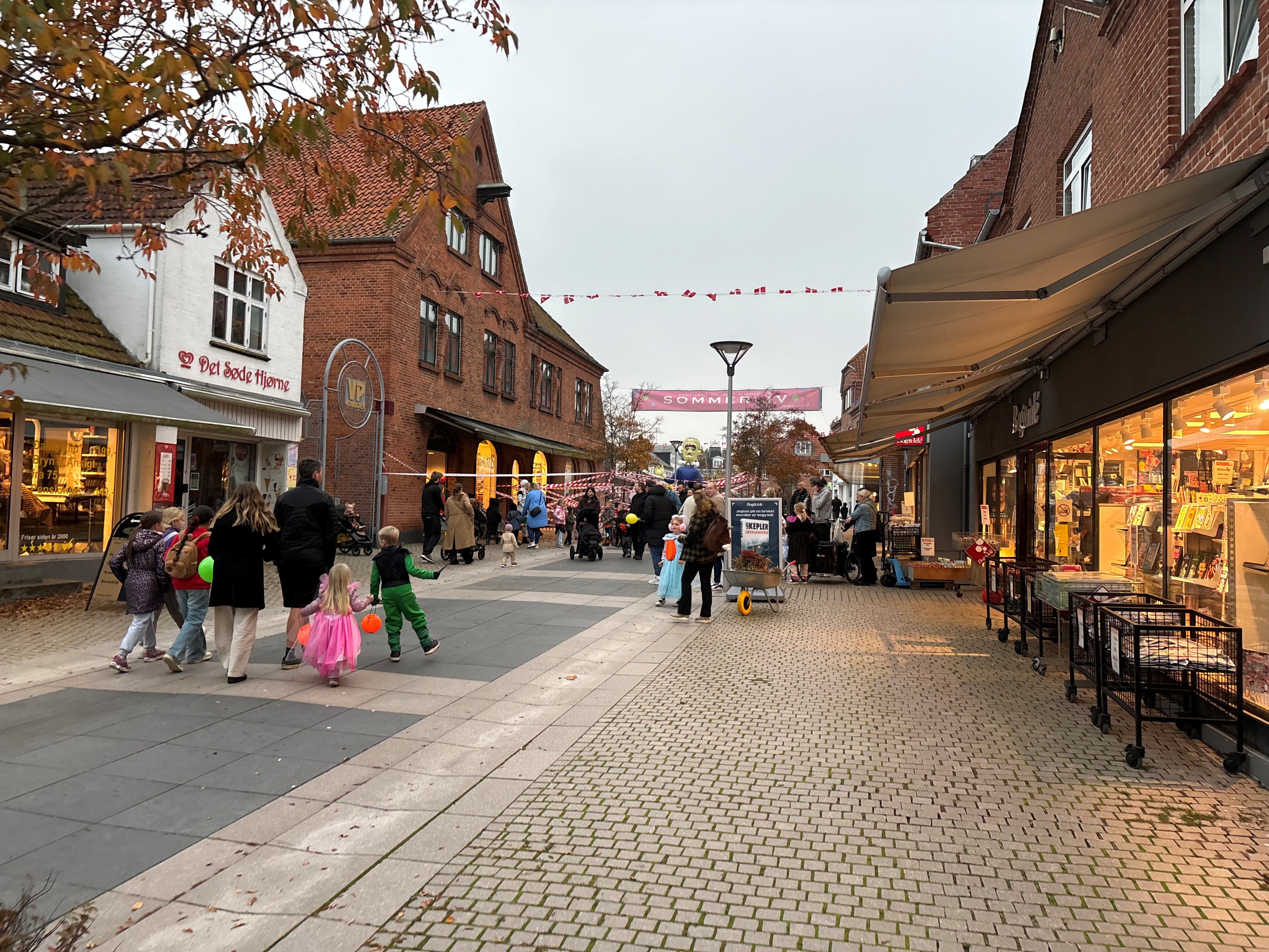 Folk strømmede til Halloween i Helsinge. Og det blev kun endnu mere uhyggeligt hyggeligt, da mørket faldt på.