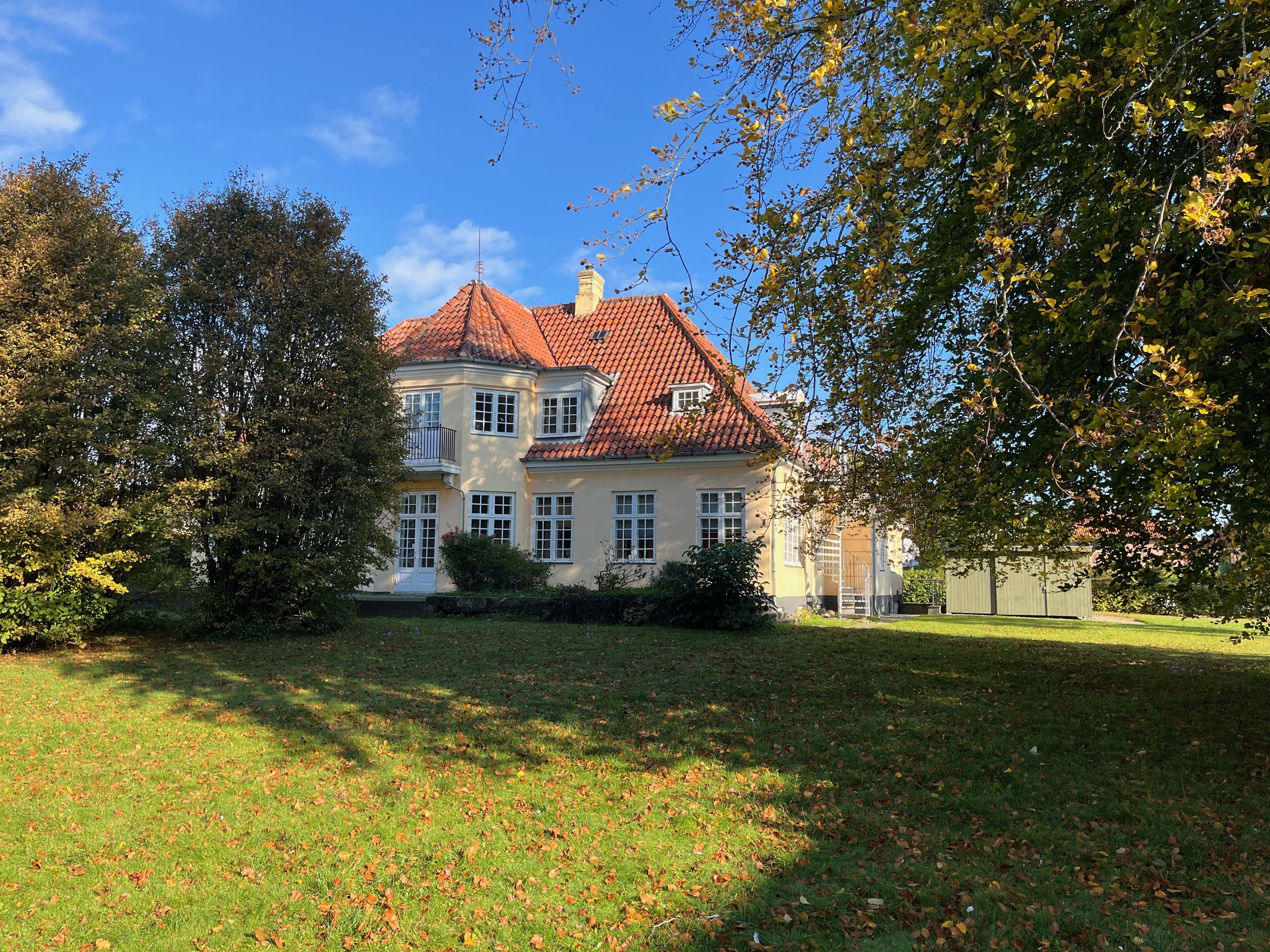 Villa Helle er sat til salg - det truer mange fællesskaber for blandt andet ældre, lyder det fra byforening.