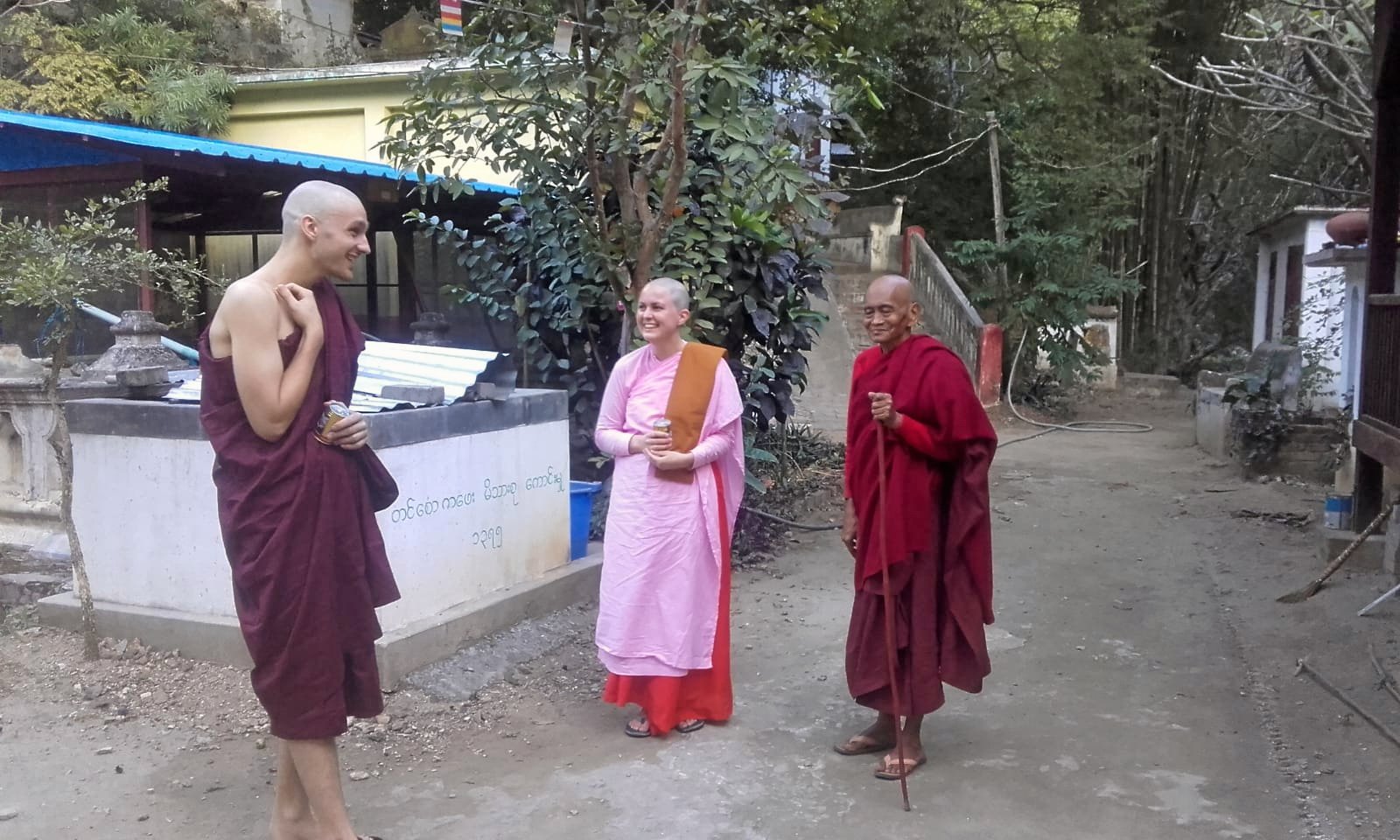 Ulrik Johnsen har skiftet det buddhistiske kloster ud med en direktørstol - men hans mål er stadig at gøre verden til et bedre sted.