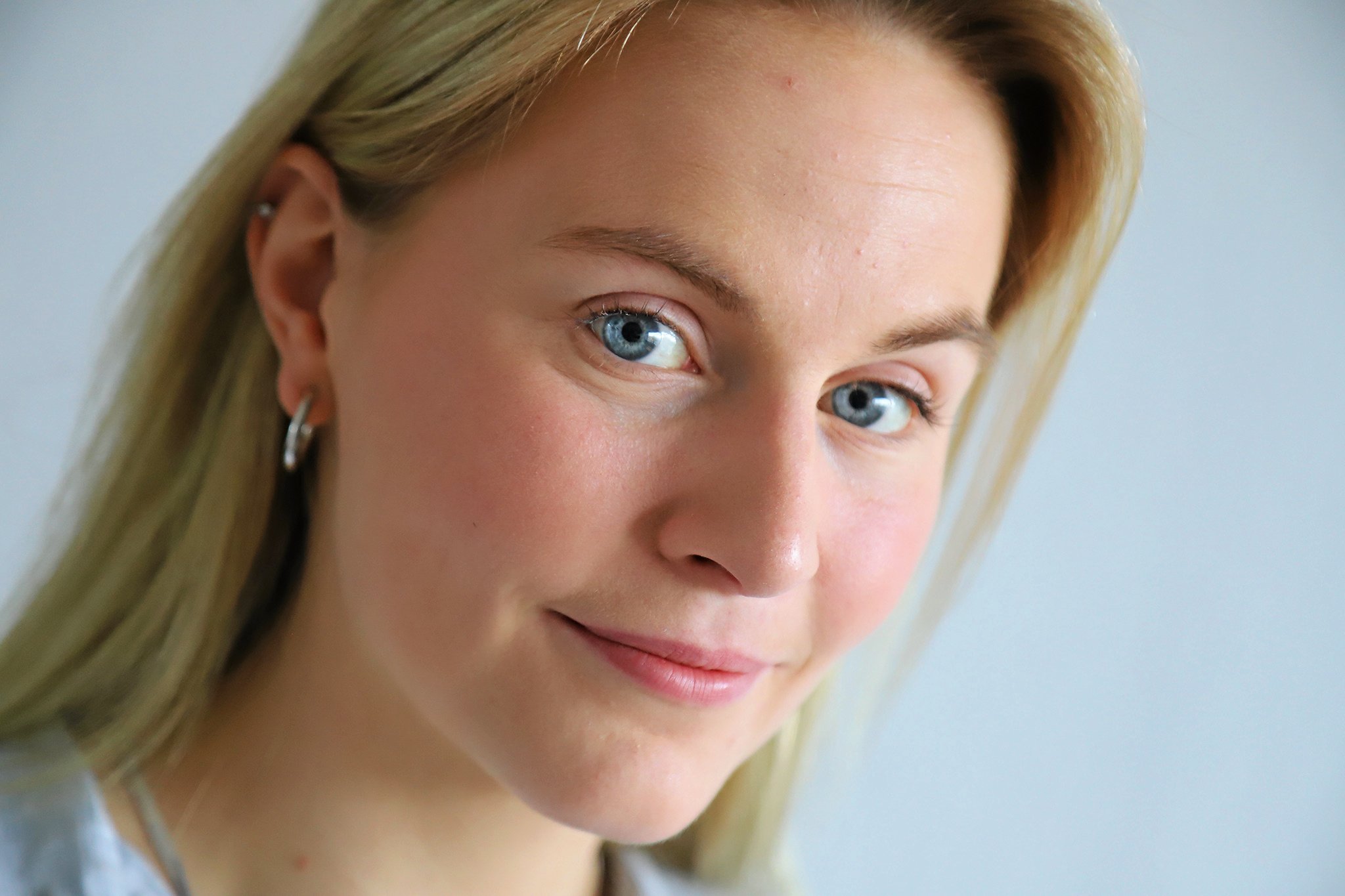 Sarah Lykke, der er socialdemokratisk byrådsmedlem i Fredensborg Kommune, er blevet dømt for at have fremsat alvorlige falske beskyldninger mod en mandlig lærerkollega. Hun har nu anket dommen til Landsretten.