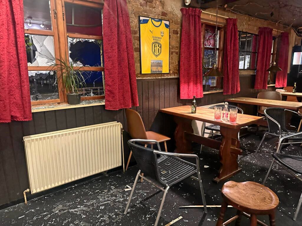 Sådan så der ud efter angrebet på bodegaen lørdag aften.