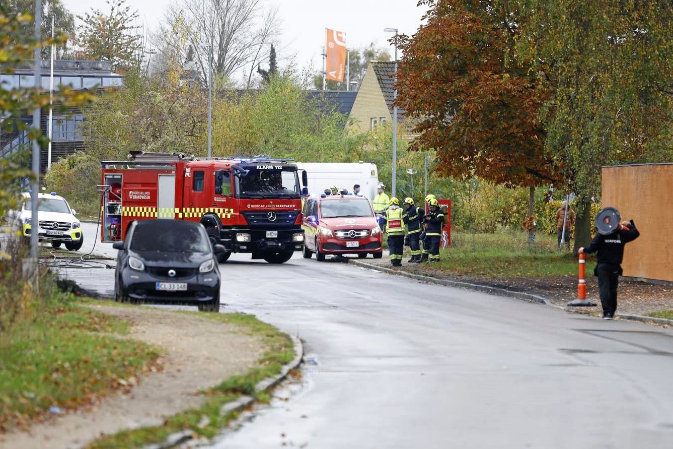 Sort kulstøv blev mandag skudt ud i en sky ved Norfors og gav den bl.a. den parkerede bil helt sorte ruder.