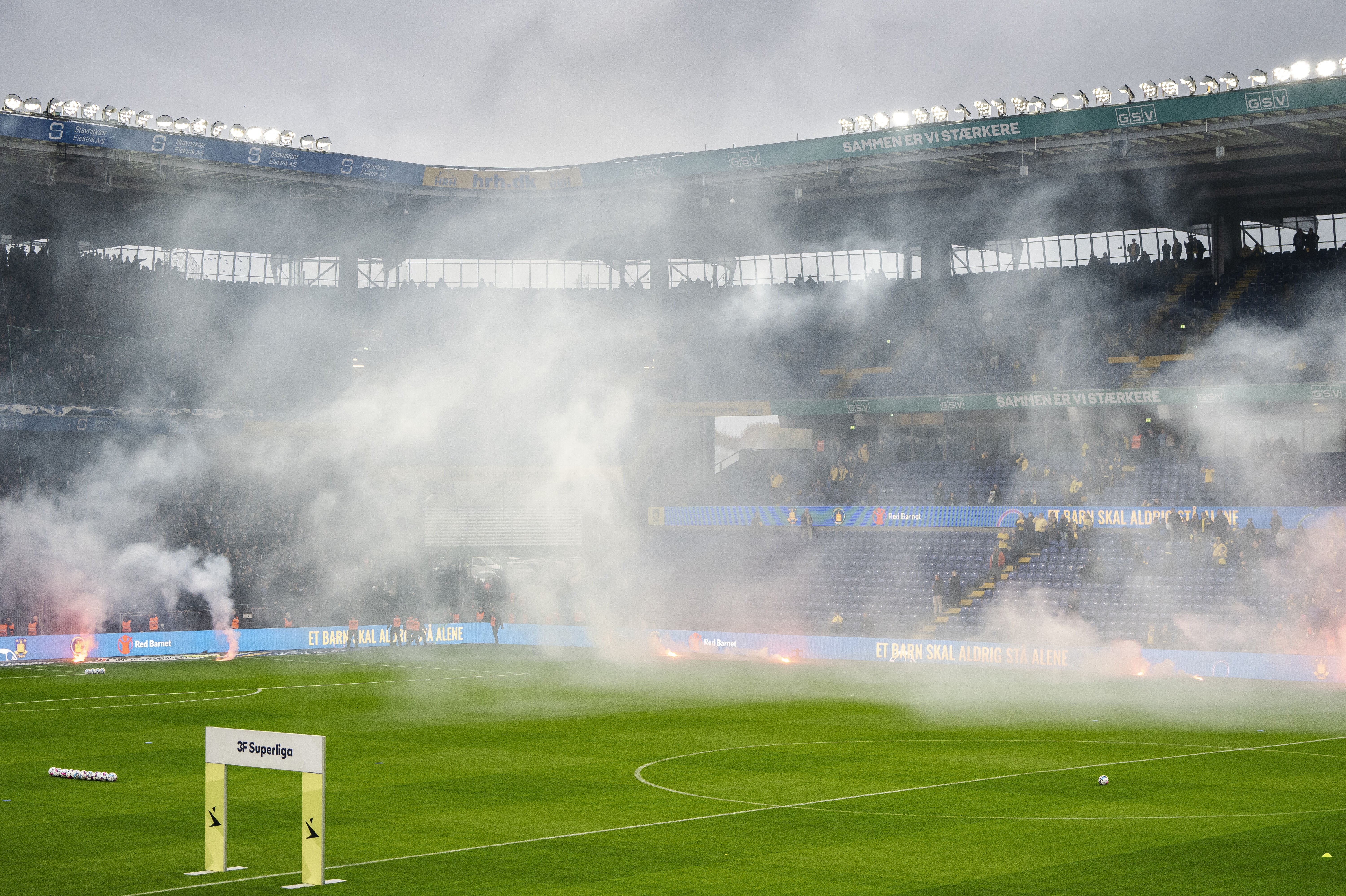 En gruppe Brøndby-fans løb ned mod FCK's fanafsnit og kastede med pyroteknik inden søndagens derby. Det blev besvaret med kast den anden vej.