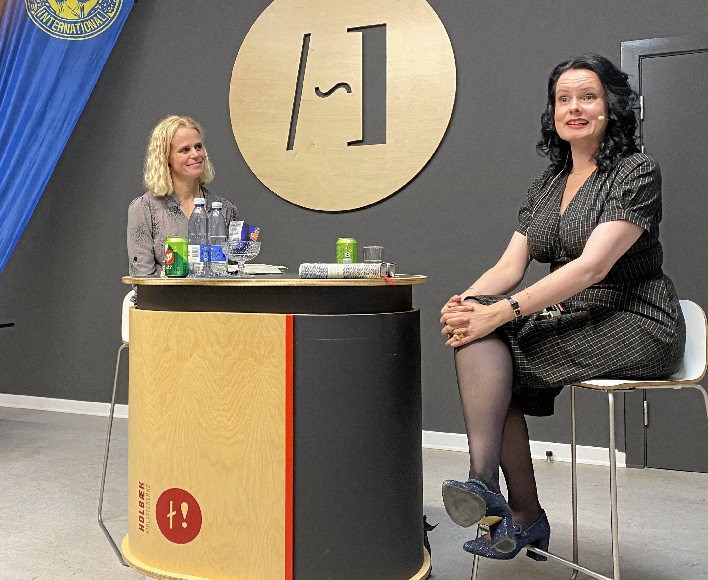 Leonora Christina Skov (th) og journalist Lisbeth Adamczewski Rasmussen i samtale på Holbæk Bibliotek. - Privatfoto Leonora Christina Skov (th) og journalist Lisbeth Adamczewski Rasmussen i samtale på Holbæk Bibliotek.