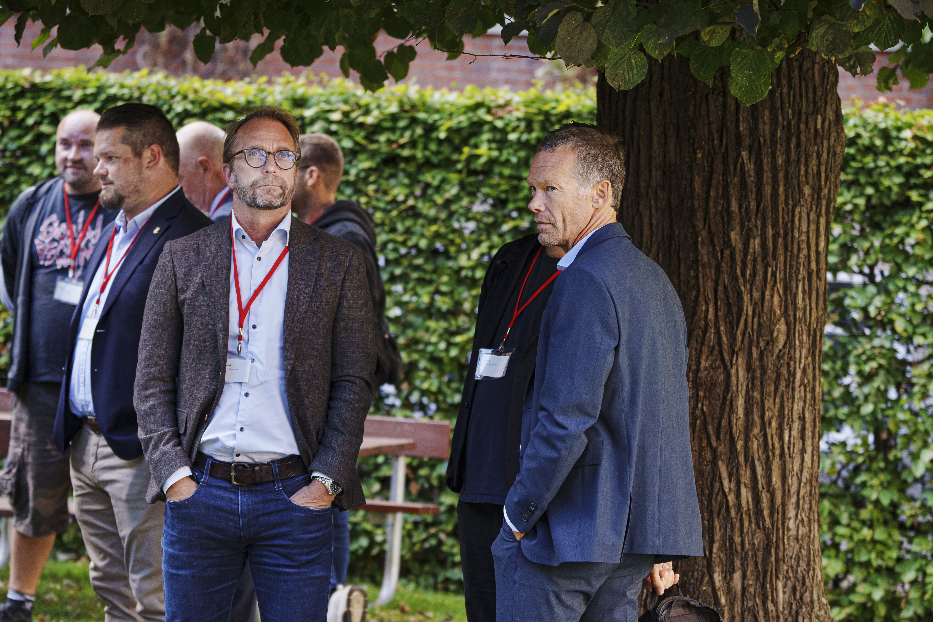 DBU-direktør Erik Brøgger Rasmussen (til højre) deltog i september i et møde med justitsministeren, Danske Fodboldfans, FC København og Brøndby på bagkant af uroligheder. Søndag var den gal igen.