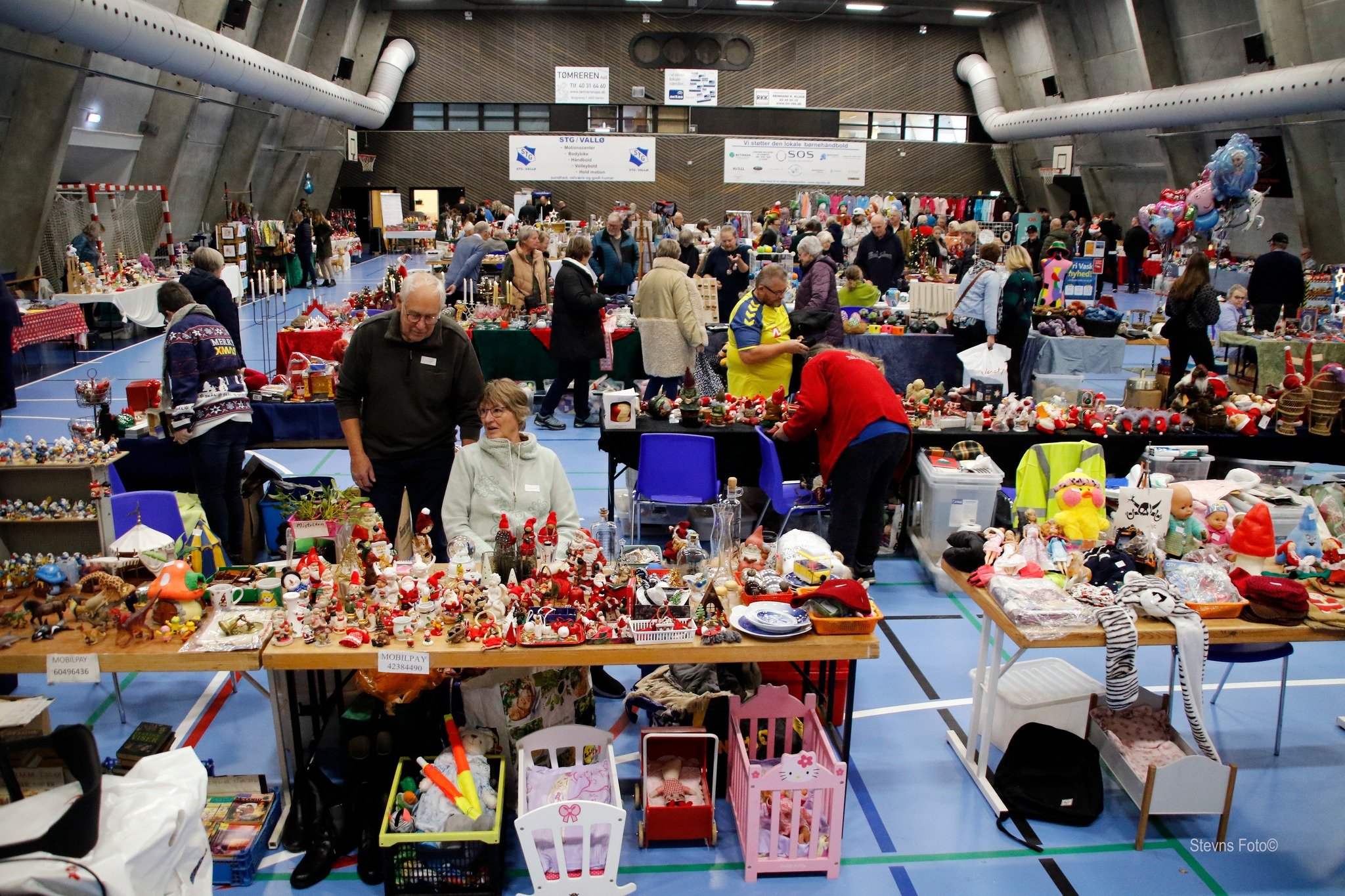 Hårlev Hallen bliver brugt af både idrætsforeninger og til kulturarrangementer. Her er det et julekræmmermarked, der har indtaget hallen.