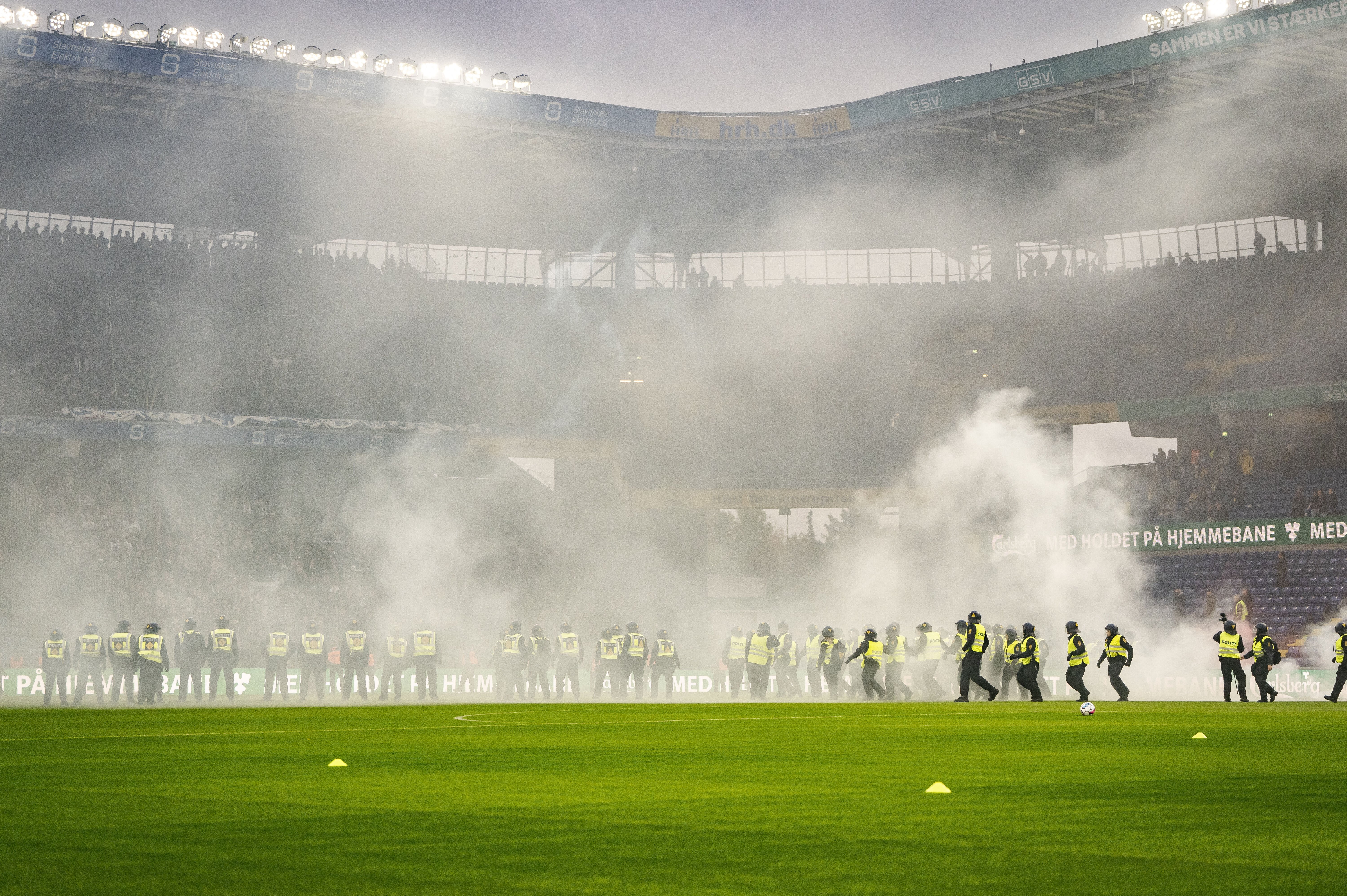 Politiet måtte på banen inden søndagens københavnske derby, da en gruppe fans fra Brøndby løb ned mod udebaneafsnittet og kastede romerlys efter udeholdets fans. FCK-fansene svarede igen ved at kaste romerlys den anden vej. (Arkivfoto).