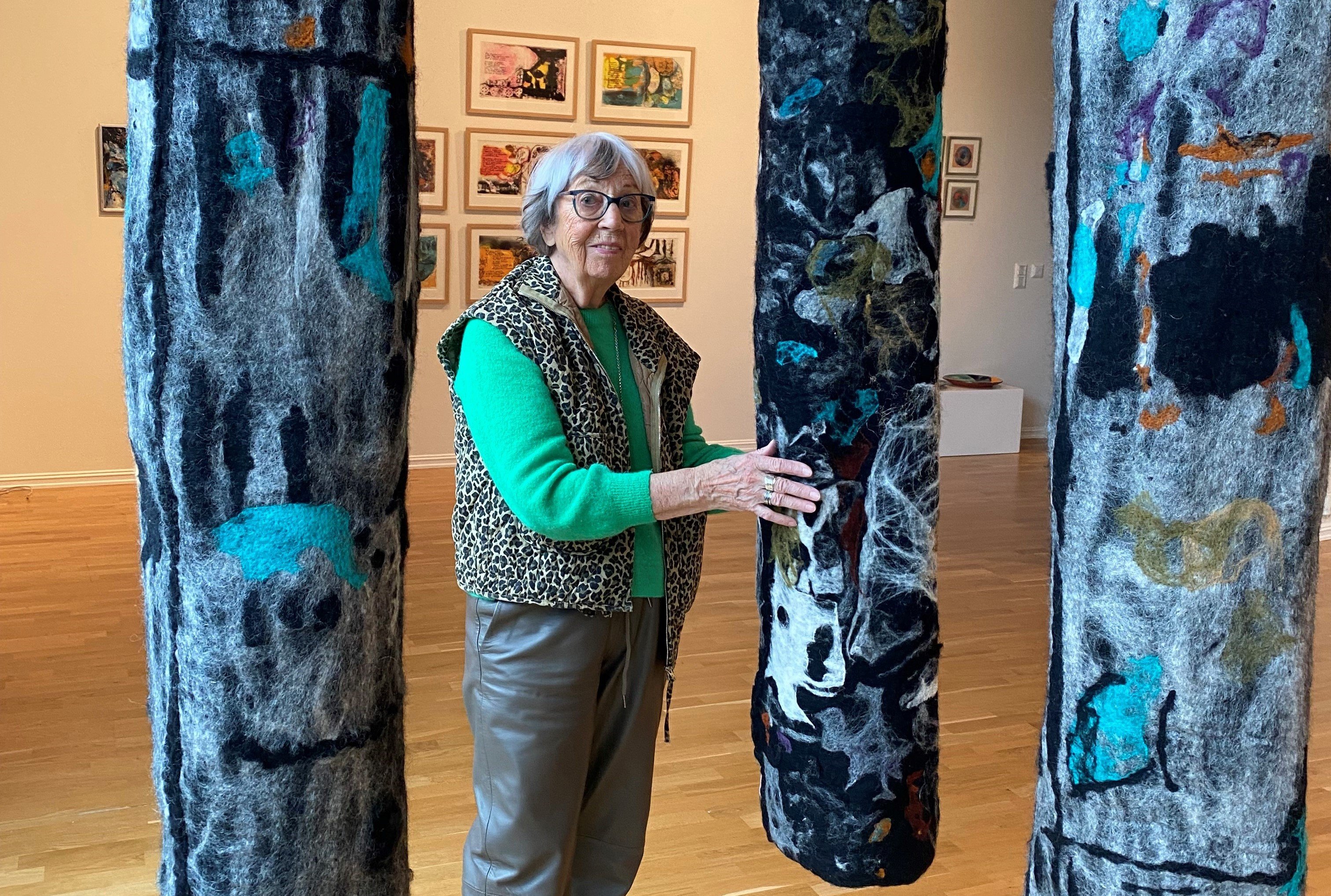 Grete Balle ved sin nye tekstil-serie serien “Mellem træerne” - frithængende, filtede tæpper.