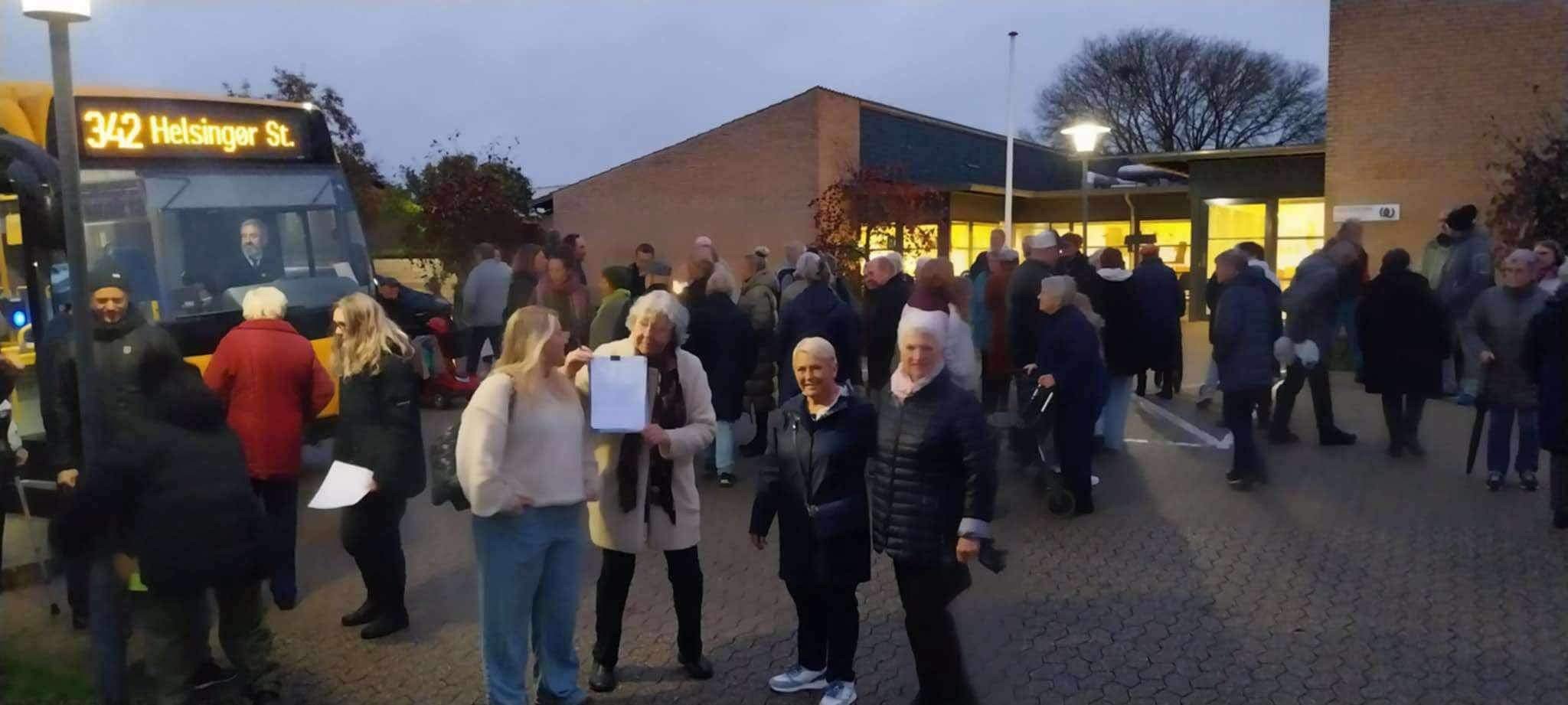 Mandag var der en fredelig protest for bevarelsen af buslinjen i Hornbæk.