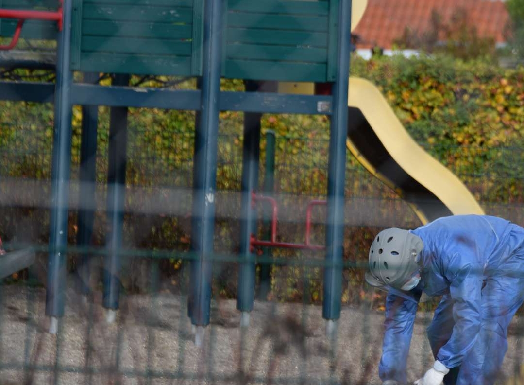 Teknikere undersøger et mistænkeligt forhold i form af flasker med ukendt væske. - Presse-fotos.dk Teknikere undersøger et mistænkeligt forhold i form af flasker med ukendt væske.