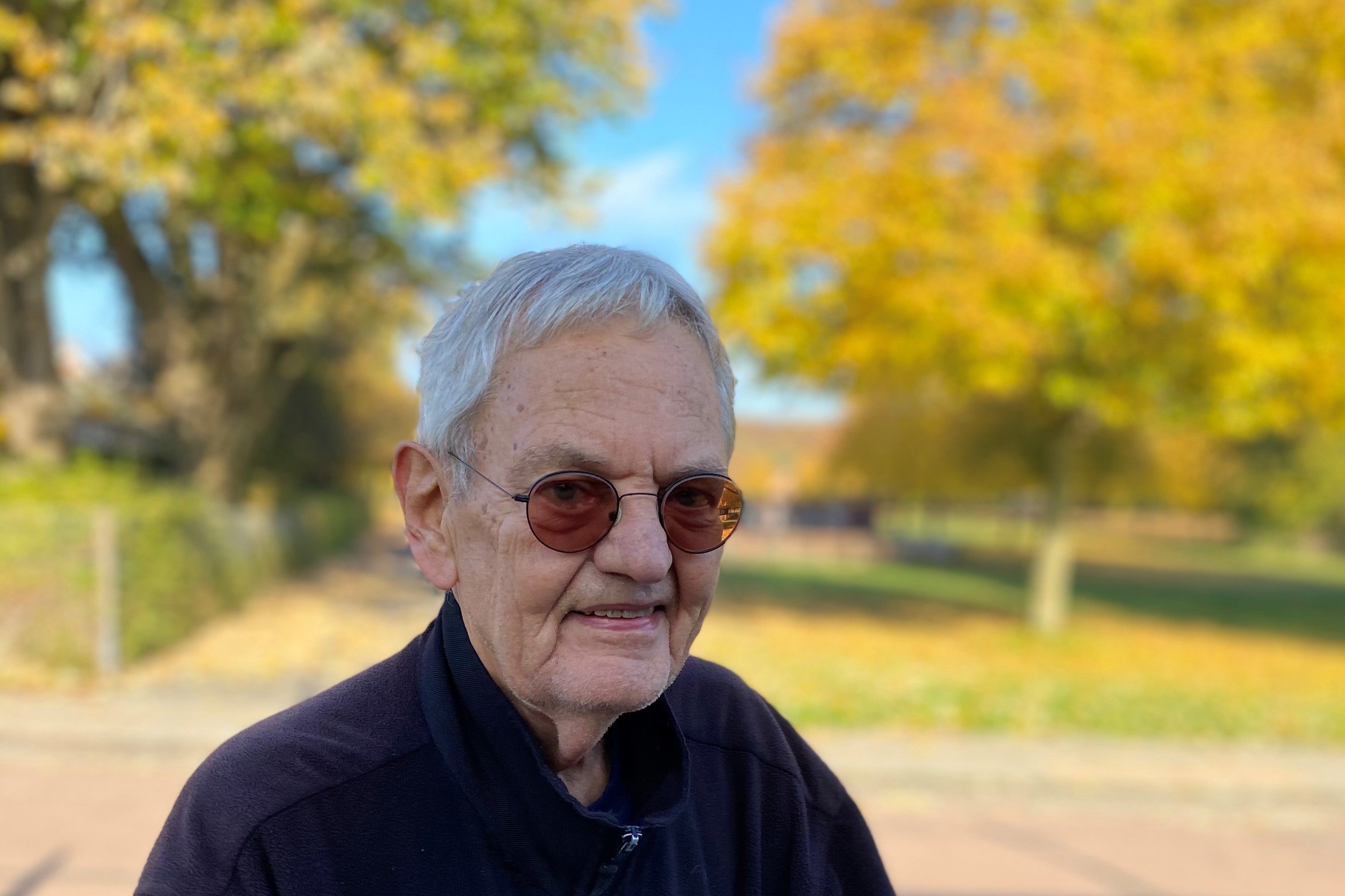 Niels Jensen fik sig et nyt arbejde som 69-årig - efter han ellers var gået på pension. Nu fejrer han 10 års jubilæum.