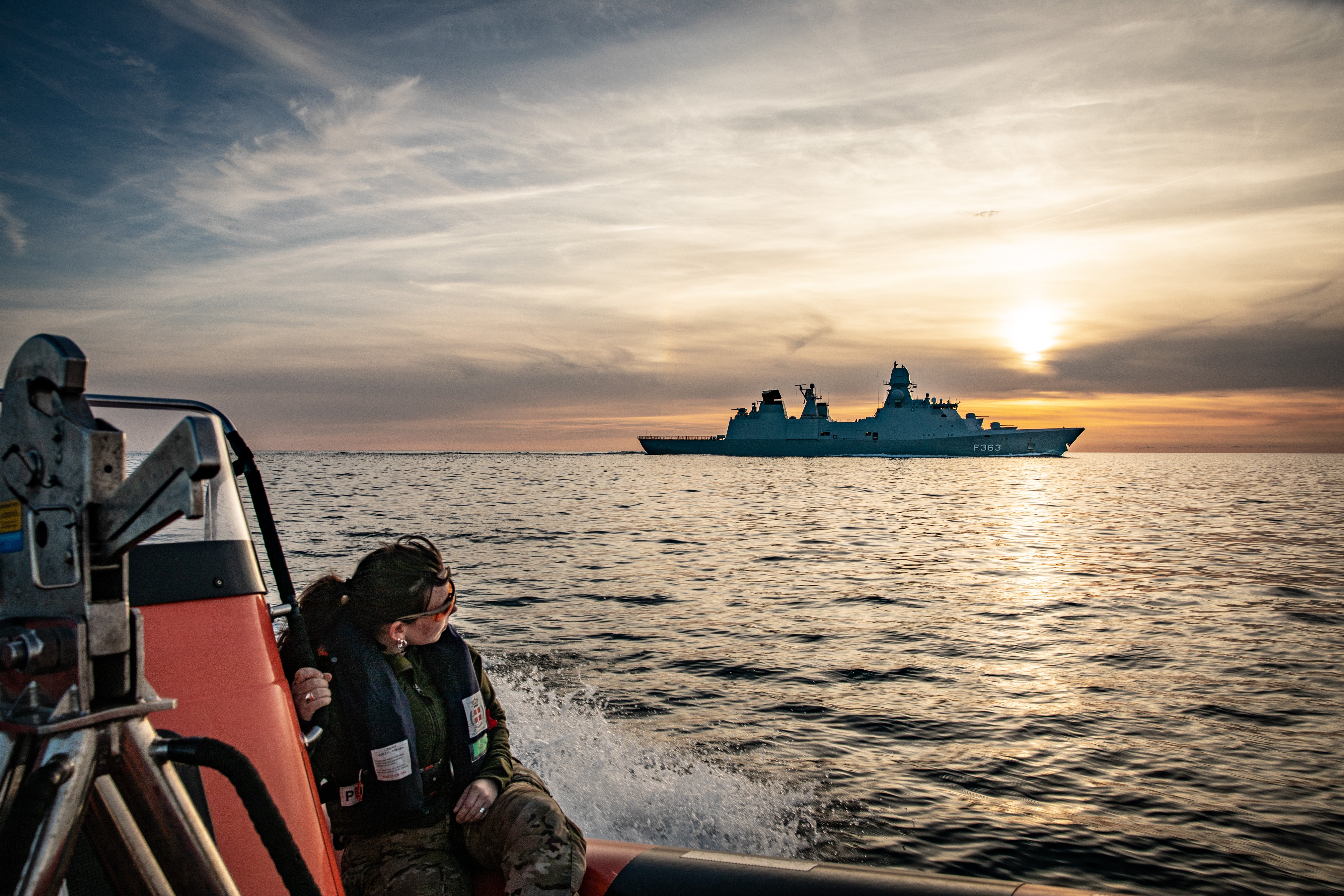 Fregatten Niels Juel set fra en RHIB-gummibåd. Forsvaret har gennem årene brugt bådene flittigt til en lang række opgaver.