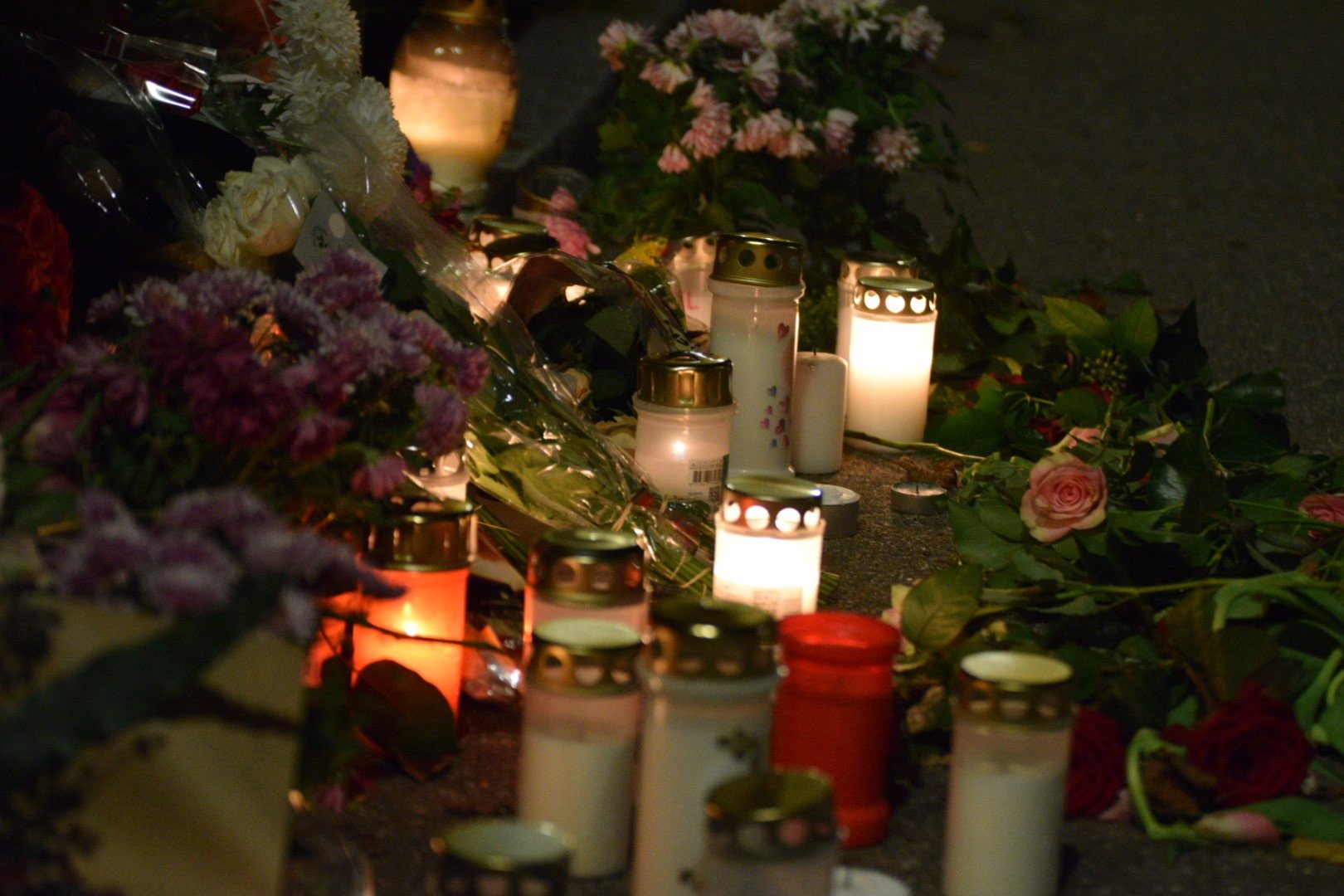 Blomster og lys til minde om den dræbte 23-årige ved Søndervangshallen.