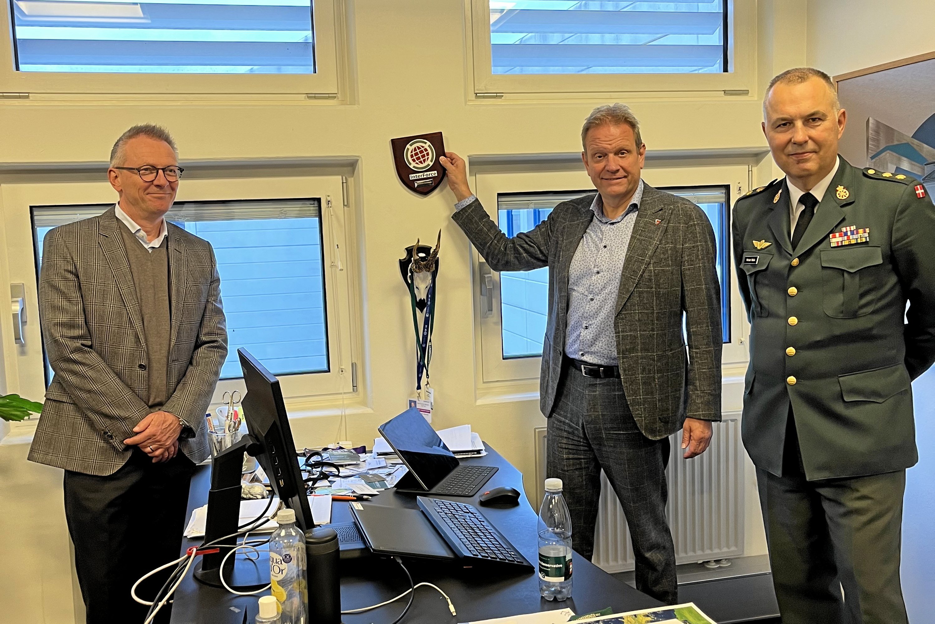 Fra venstre: Centerchef Peter Juul Andersen, borgmester Morten Slotved (K) og Oberstløjtnant-R Michael Wallin.
