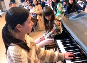 Ved et tidligere arrangement kunnne alle blandt andet nyde en klaverkoncert. - Haiyan Elverskov Wu Ved et tidligere arrangement kunnne alle blandt andet nyde en klaverkoncert.