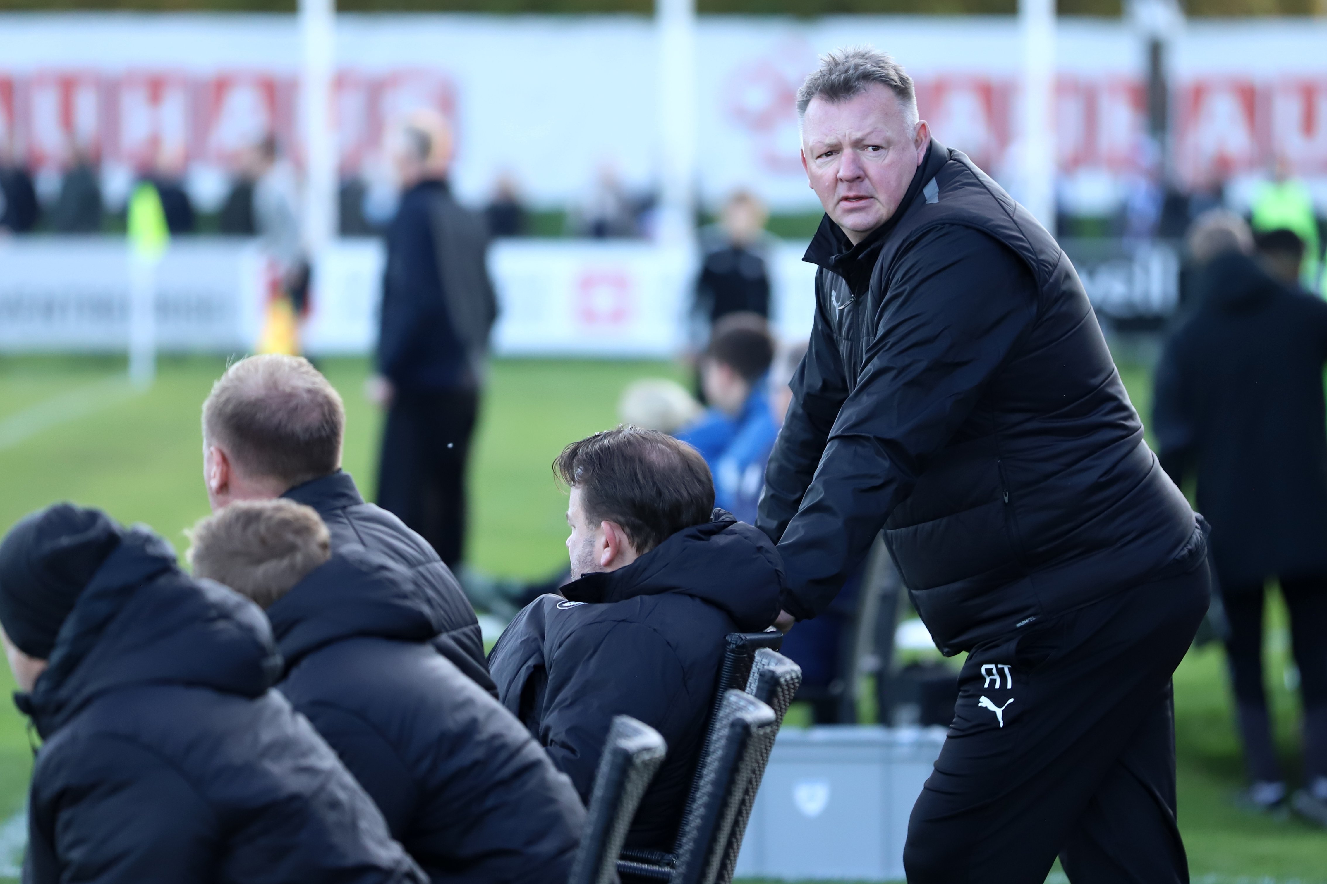 Sportschef Anders Theils arbejde uden for stregerne er i fuld gang i FC Roskilde - samtidig med at han også reflekterer over, hvad der er sket i klubben, siden den rykkede op i 1. division for et år siden - og ned igen.