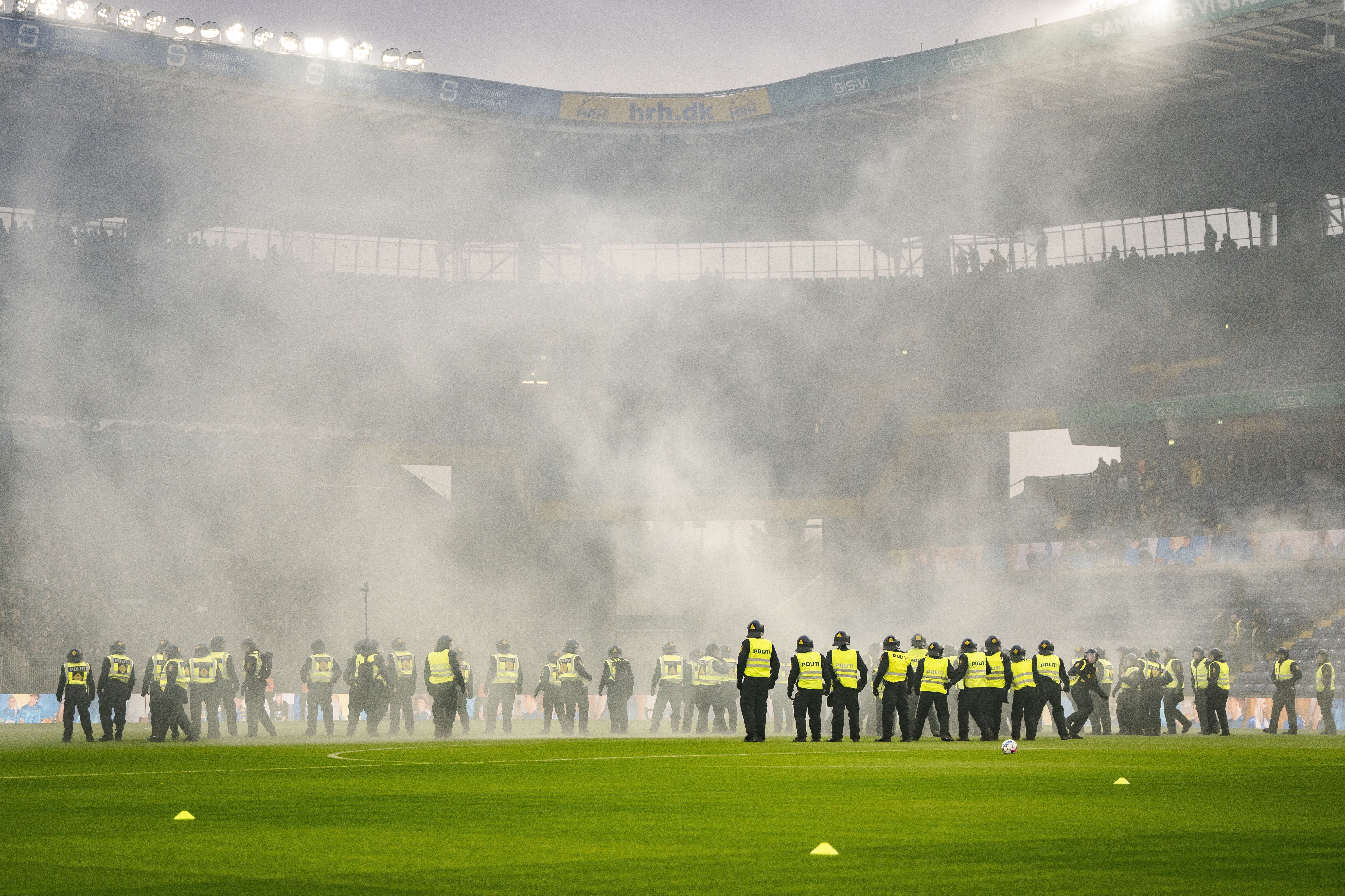 Politiet måtte indtage banen før kampstart mellem Brøndby og FCK, da fans tiltvang sig adgang til banen og angreb modstanderholdets fans med blandt andet romerlys.