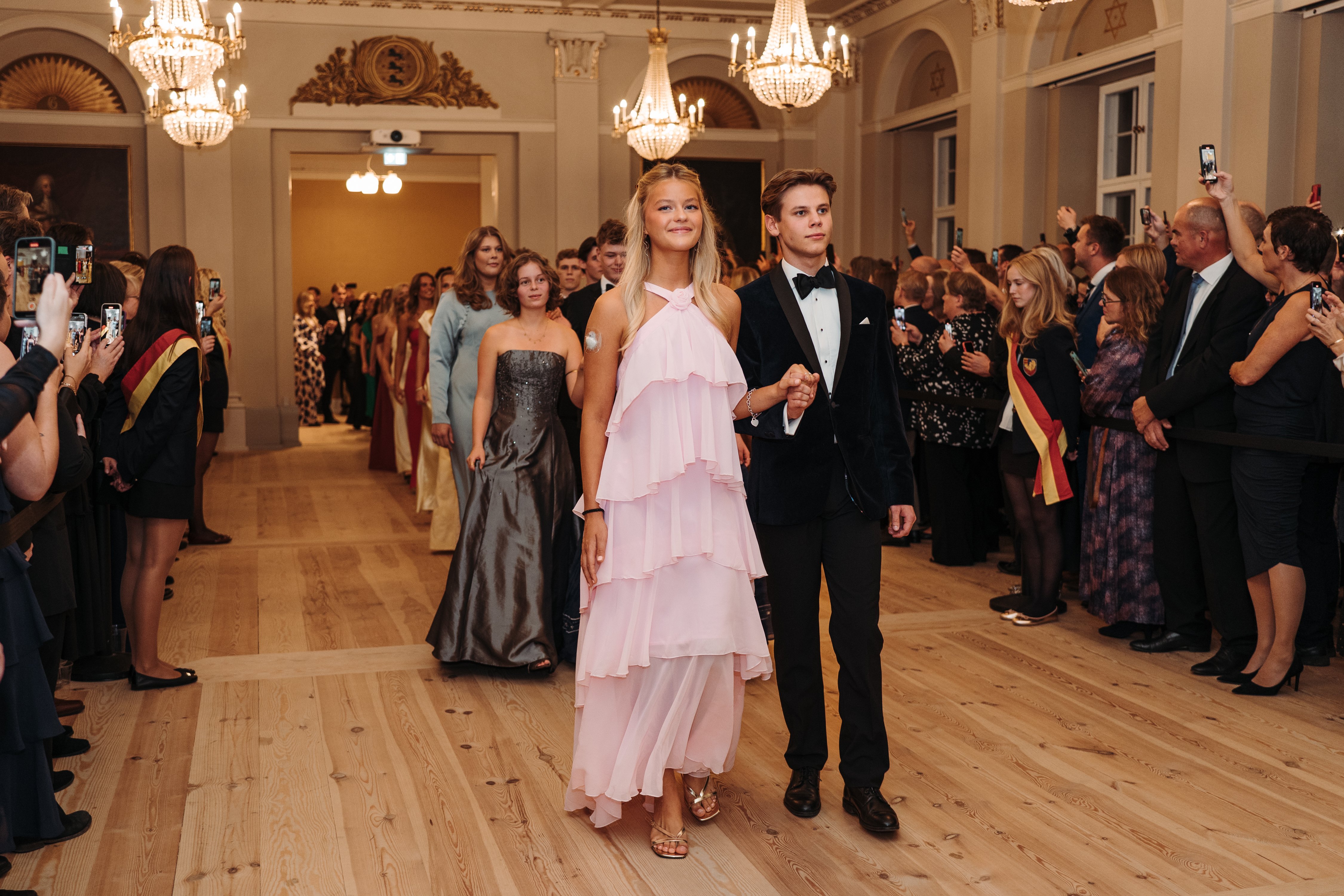 Førerparret Laura Sofie Nørvang Fønns-Jørgensen og Alexander Dahl var begge kostelever - og kærester - da de gik forrest under indmarchen ved Kongeballet i 2024.