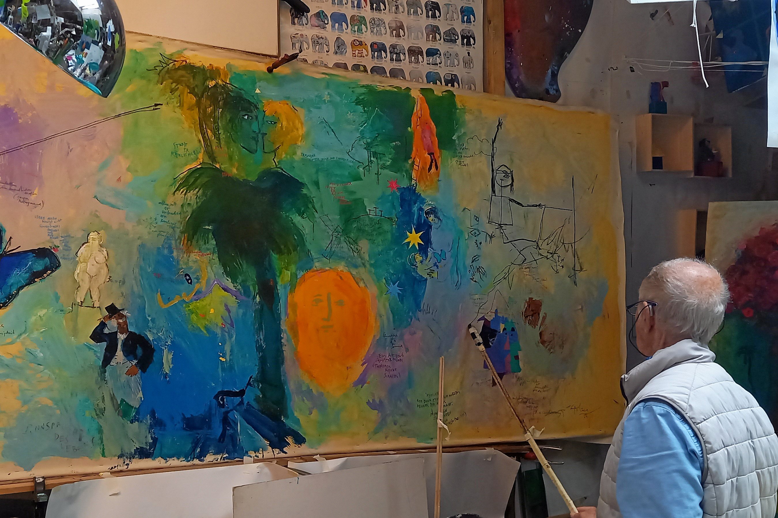 Du kan møde billedkunstner Adi Holzer fredag i Fuglsanghus.