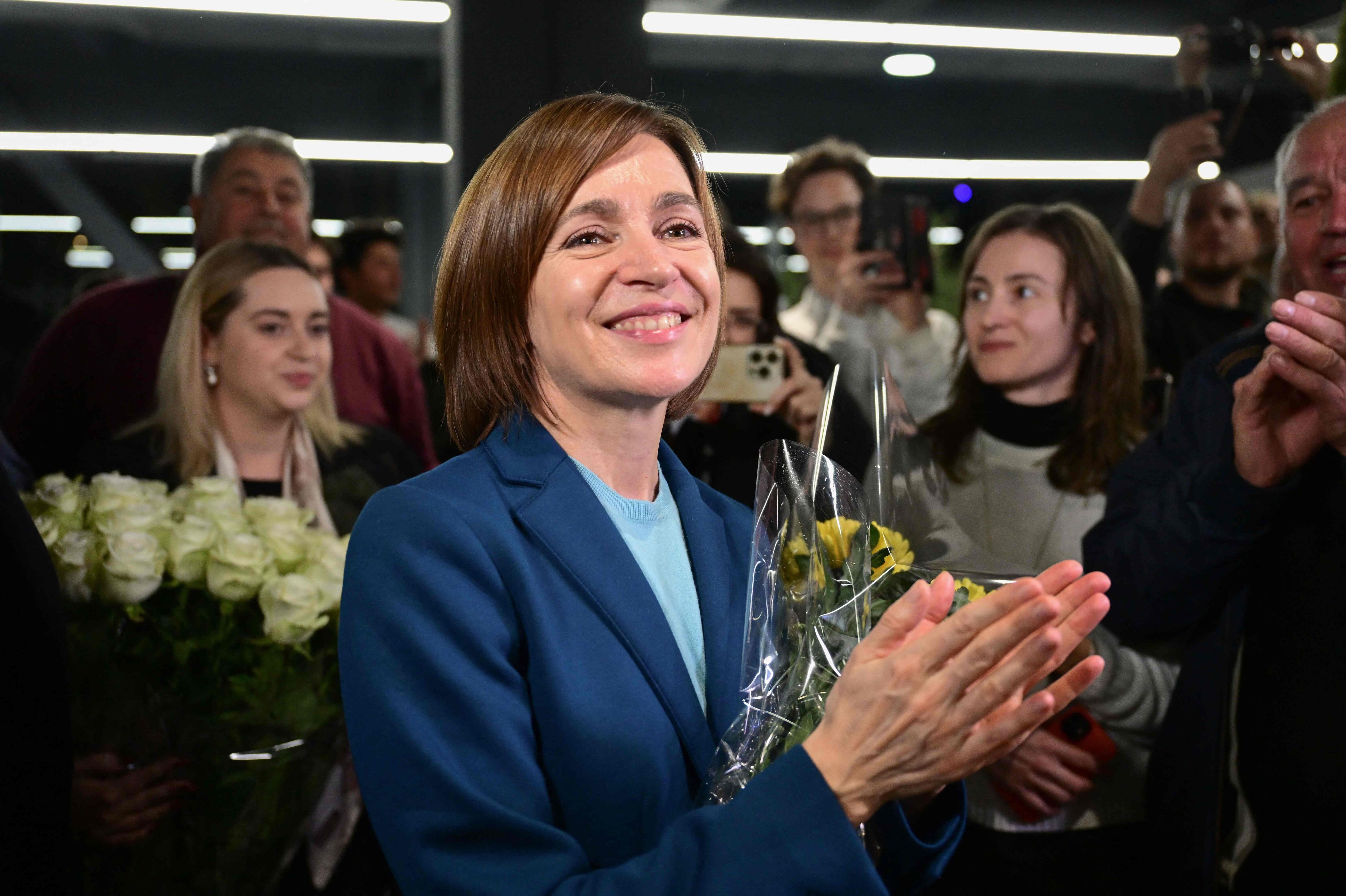 Moldovas præsident, Maia Sandu, smiler til valgfest søndag aften, hvor et foreløbigt resultat viser, at hun står til at få over halvdelen af stemmerne.