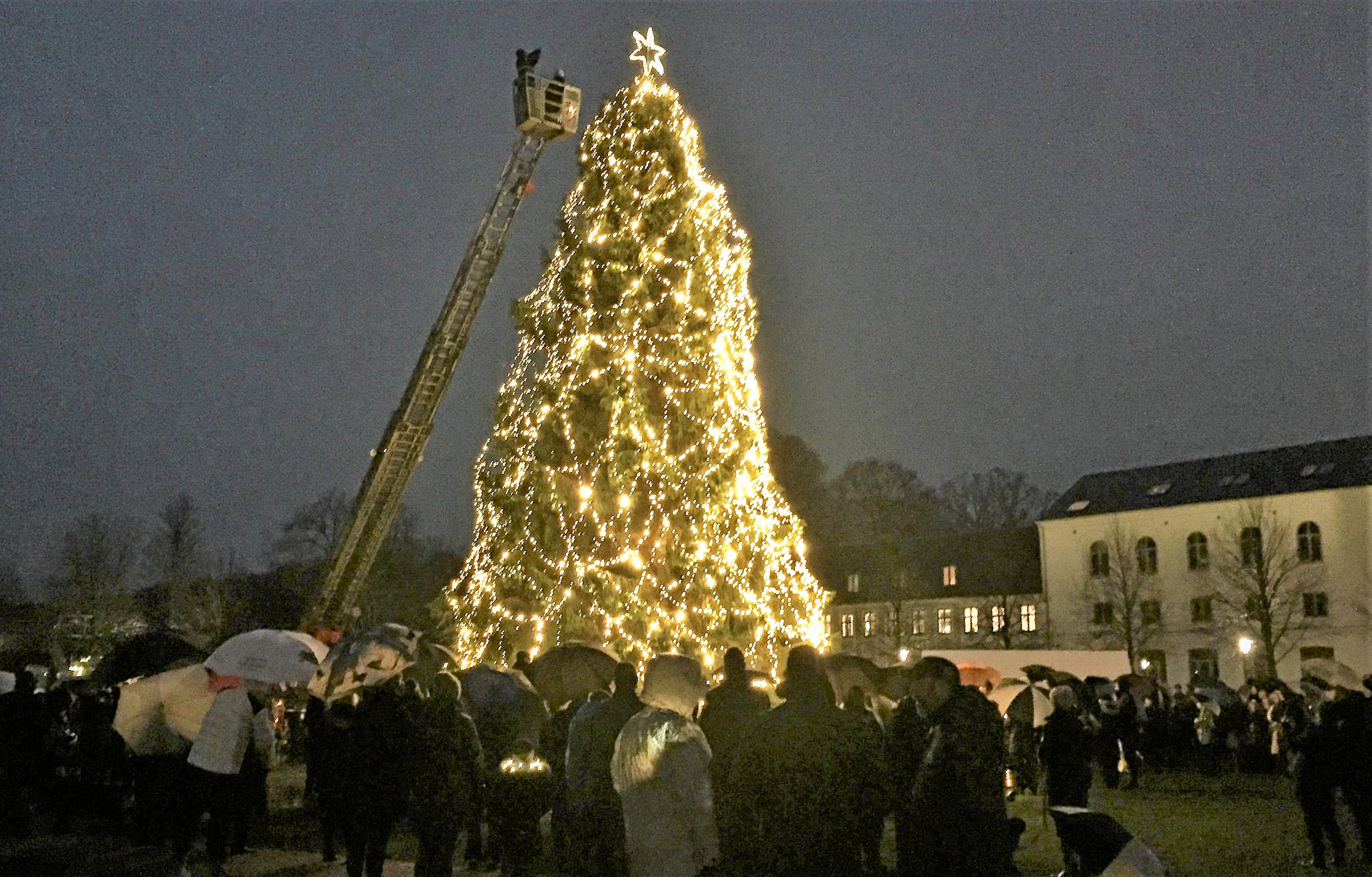 Julestemningen kan igen indfinde sig på Ridebanen, når der inviteres til juletræstænding søndag den 1. december. Her er det fra 2018.