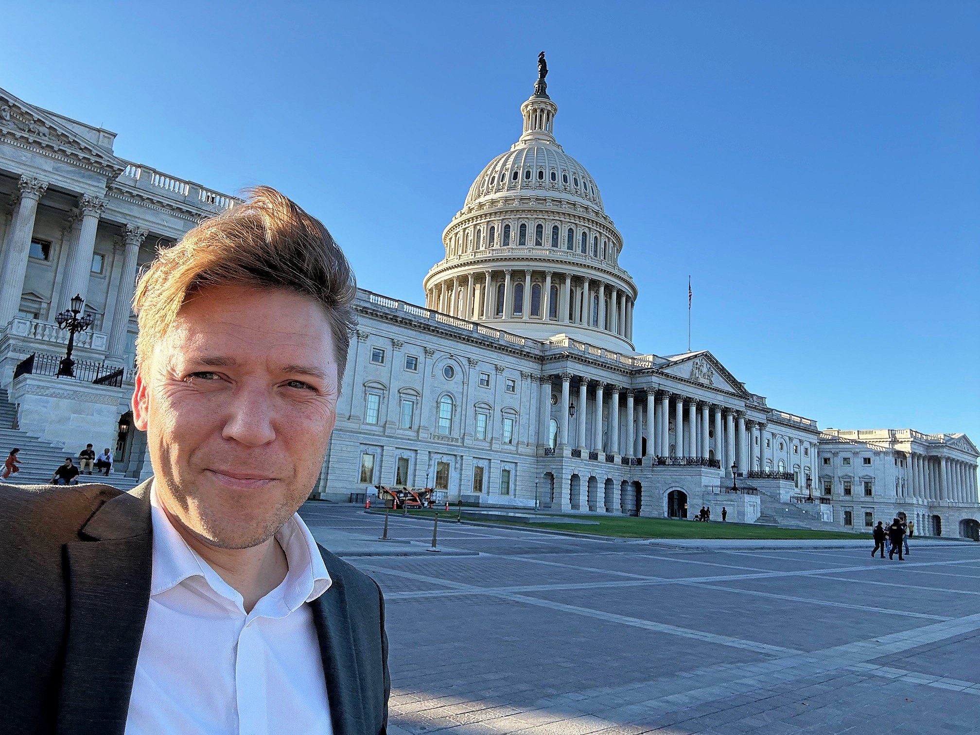 Rasmus Horn Langhoff, lokalvalgt folketingsmedlem, er i med en delegation fra Folketinget i USA og oplever valget på tæt hold. Her ses han foran Kongressen.