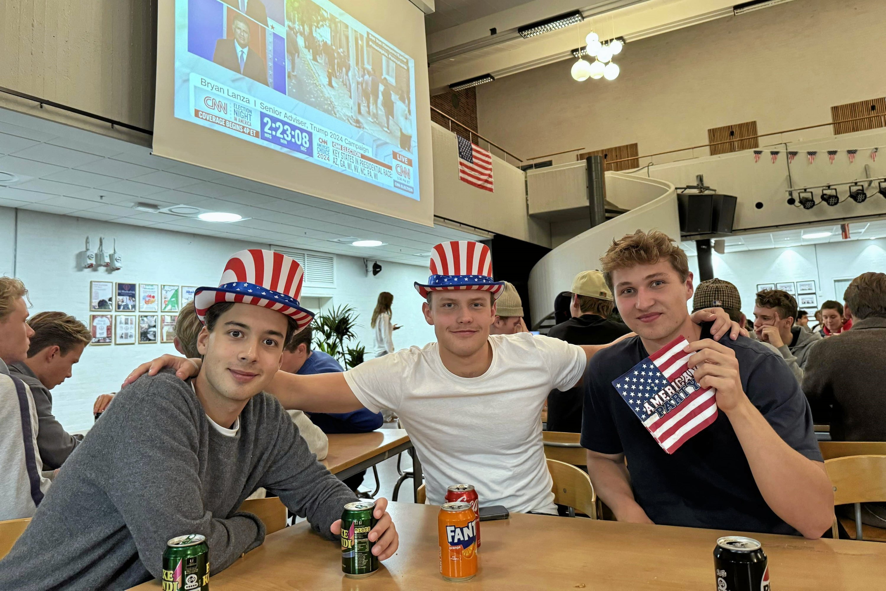 Stemningen er spændt på Rungsted Gymnasium, hvor eleverne følger den amerikanske valgaften tæt.