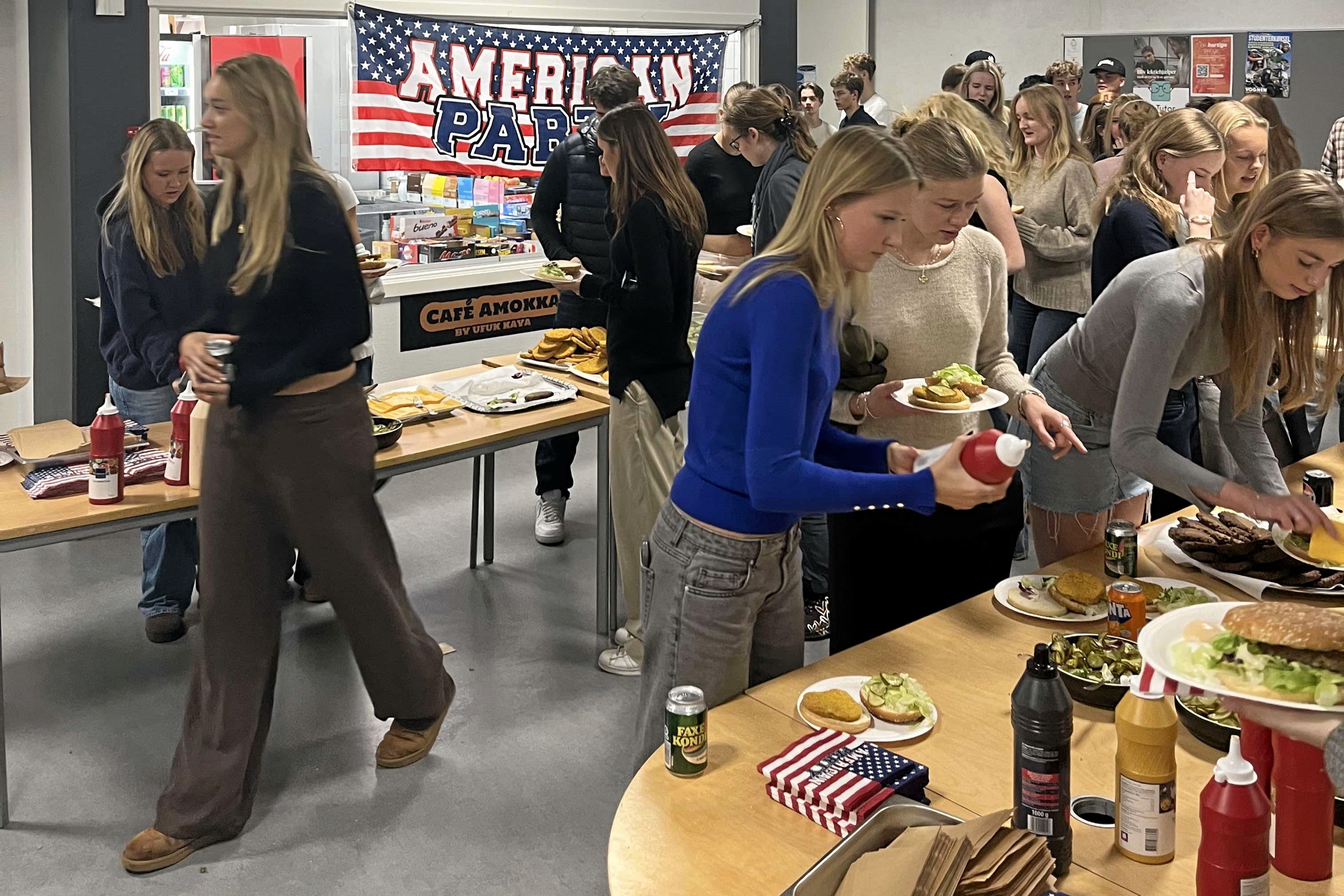 Det amerikanske køkken på Rungsted Gymnasium har åbent og byder naturligvis burgere. - Lise Wenger Rosenwanger Det amerikanske køkken på Rungsted Gymnasium har åbent og byder naturligvis burgere.